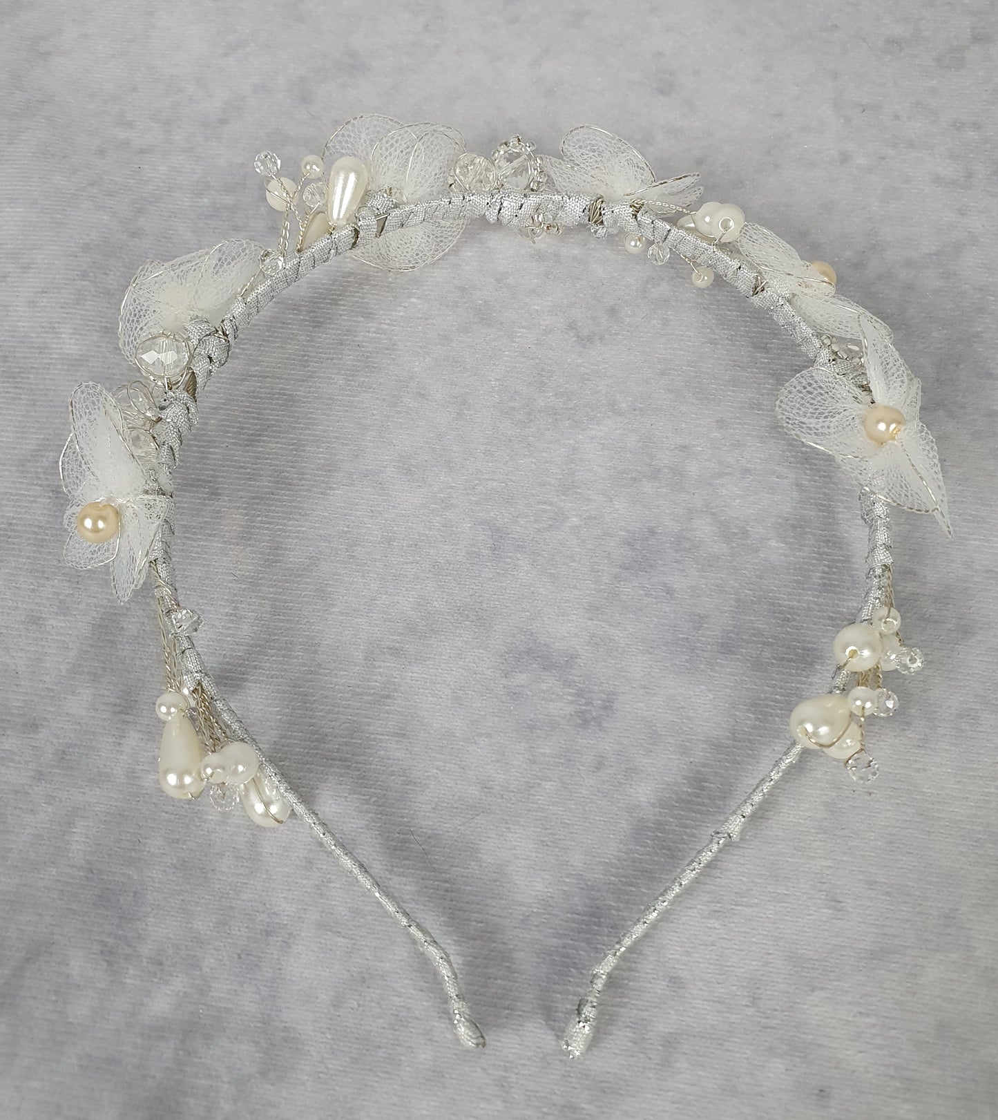 Bruids tiara met tule en kunst parels, bruiloft tiara- Handgemaakte tiara bruids huwelijk, hoofdtooi evenement tiara, haaraccessoires