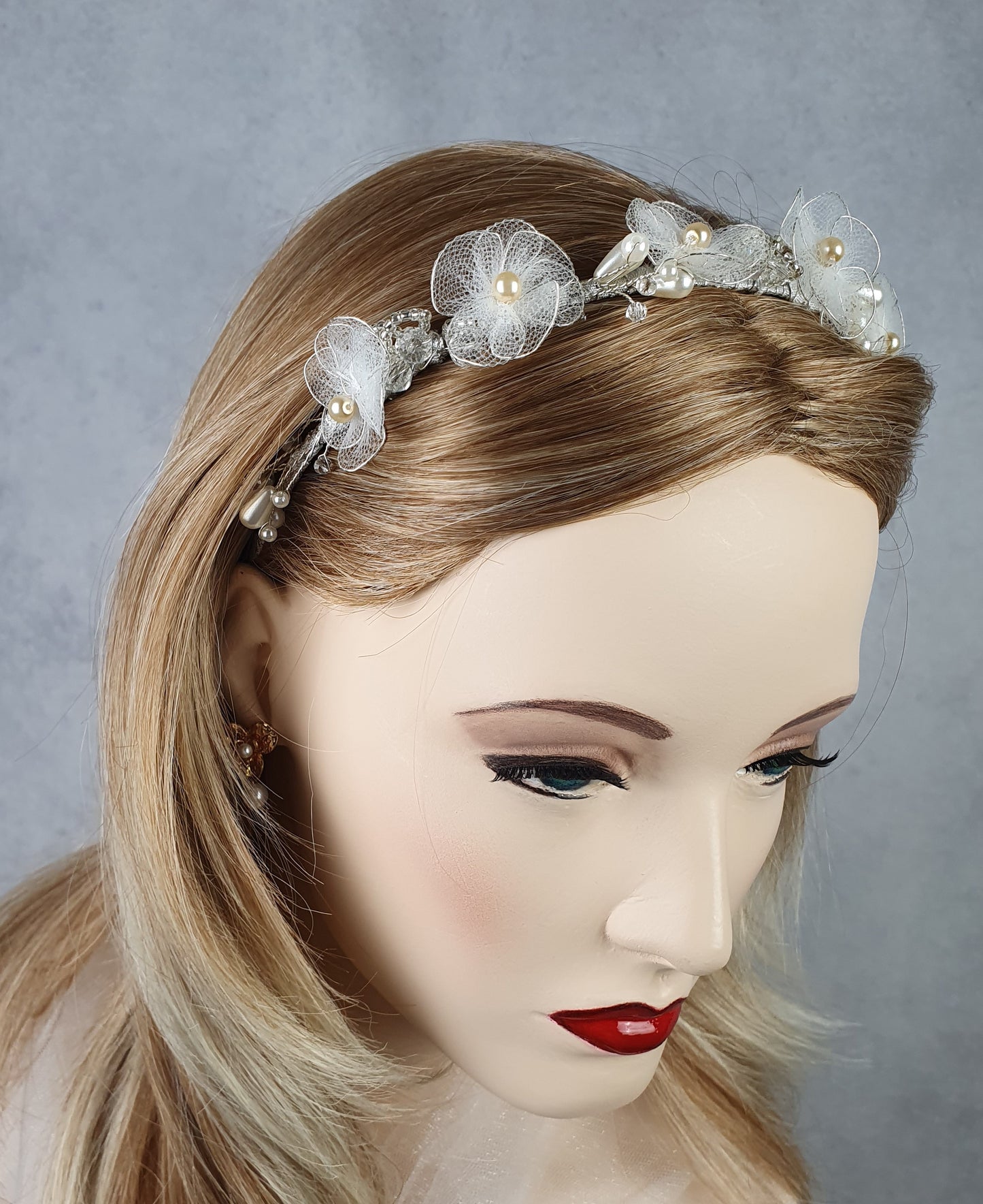 Bruids tiara met tule en kunst parels, bruiloft tiara- Handgemaakte tiara bruids huwelijk, hoofdtooi evenement tiara, haaraccessoires