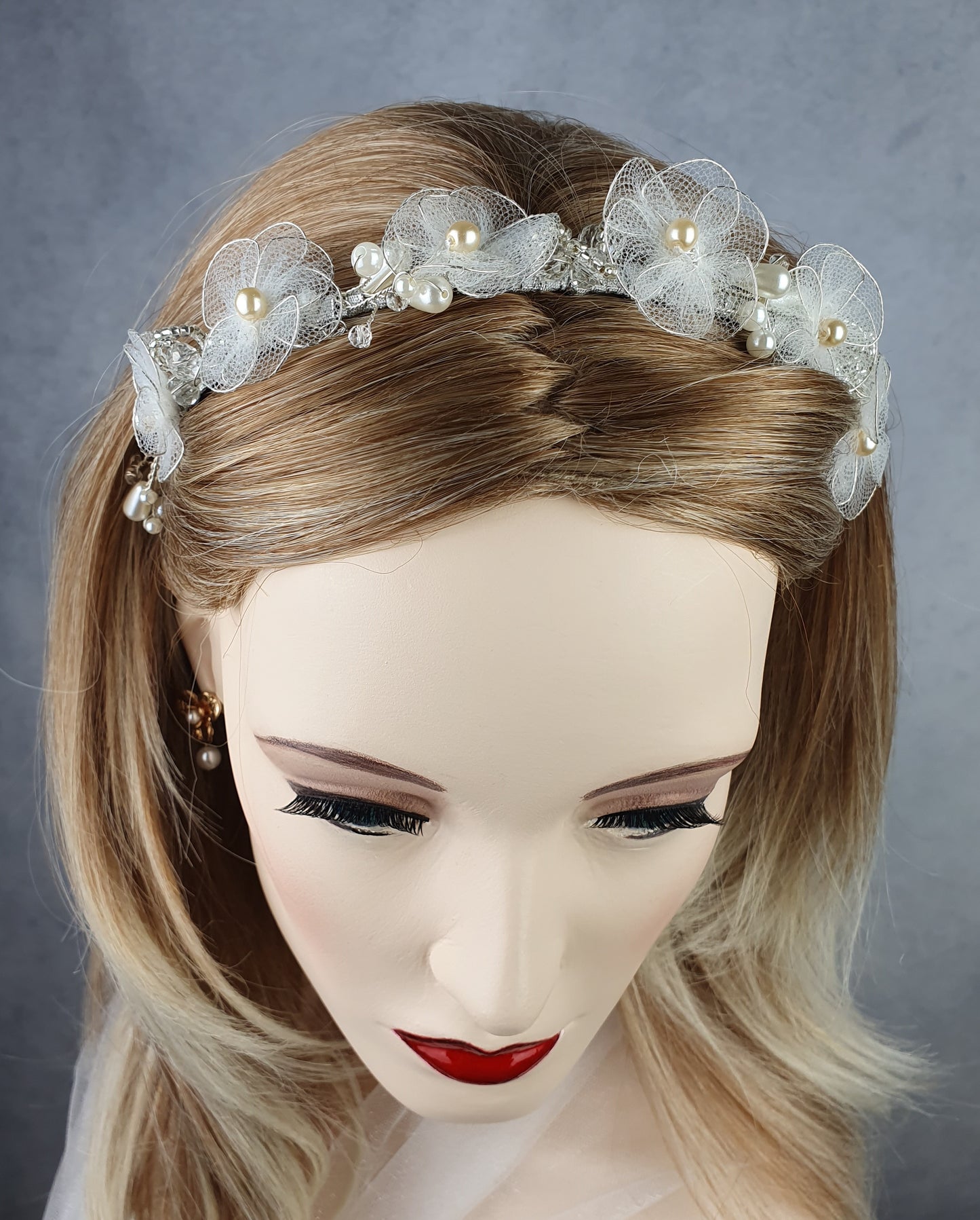 Bruids tiara met tule en kunst parels, bruiloft tiara- Handgemaakte tiara bruids huwelijk, hoofdtooi evenement tiara, haaraccessoires