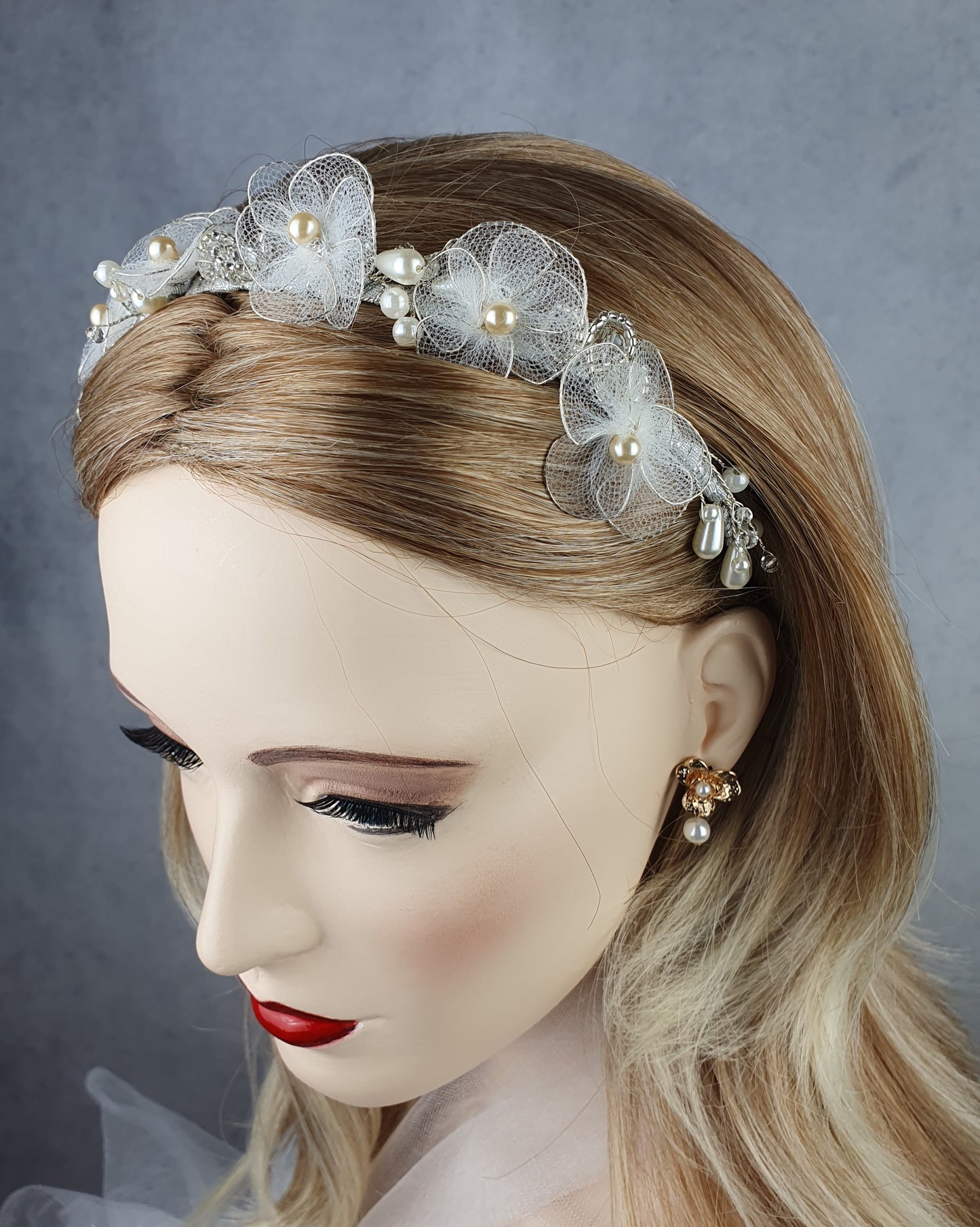Bruids tiara met tule en kunst parels, bruiloft tiara- Handgemaakte tiara bruids huwelijk, hoofdtooi evenement tiara, haaraccessoires