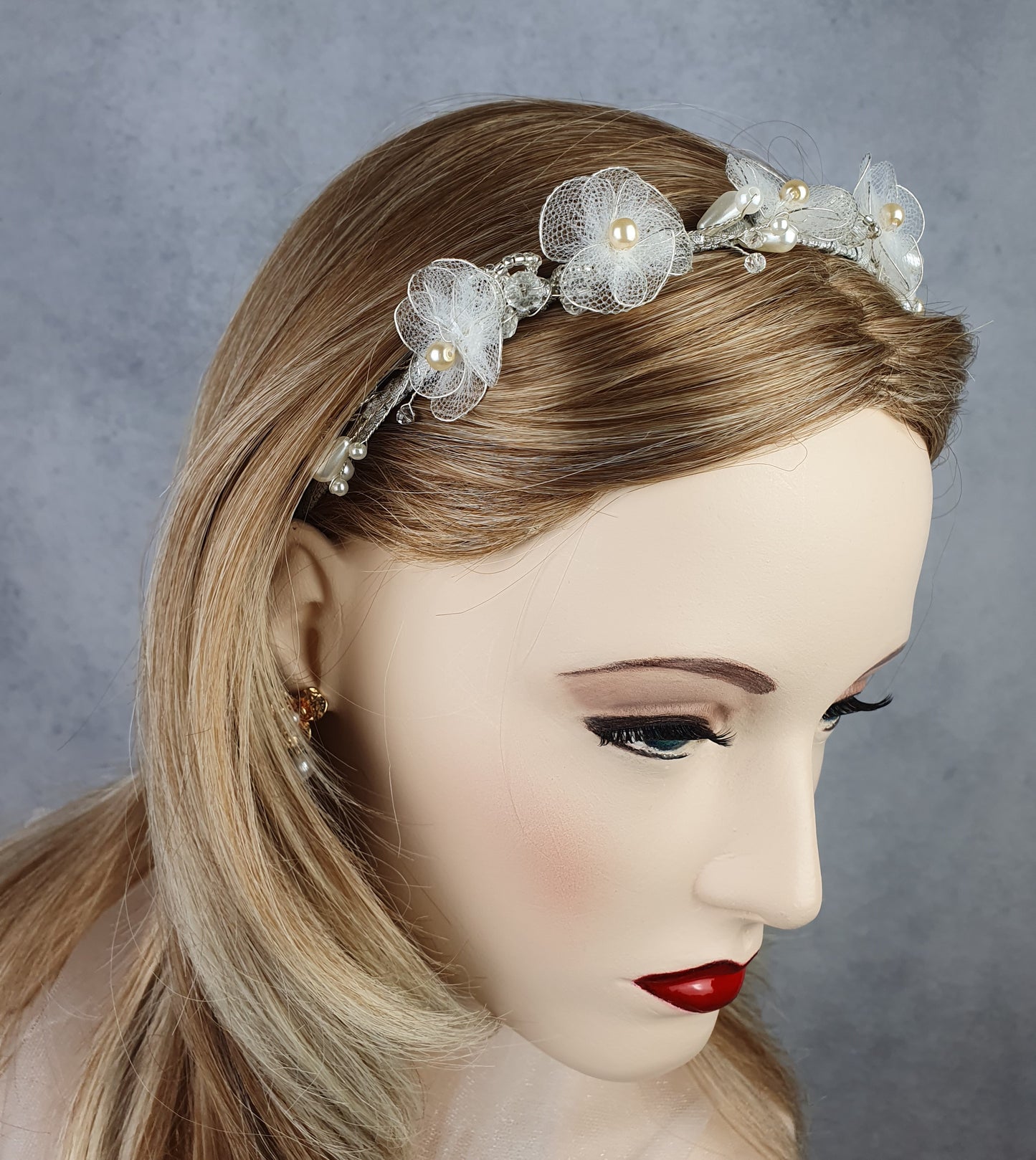 Bruids tiara met tule en kunst parels, bruiloft tiara- Handgemaakte tiara bruids huwelijk, hoofdtooi evenement tiara, haaraccessoires