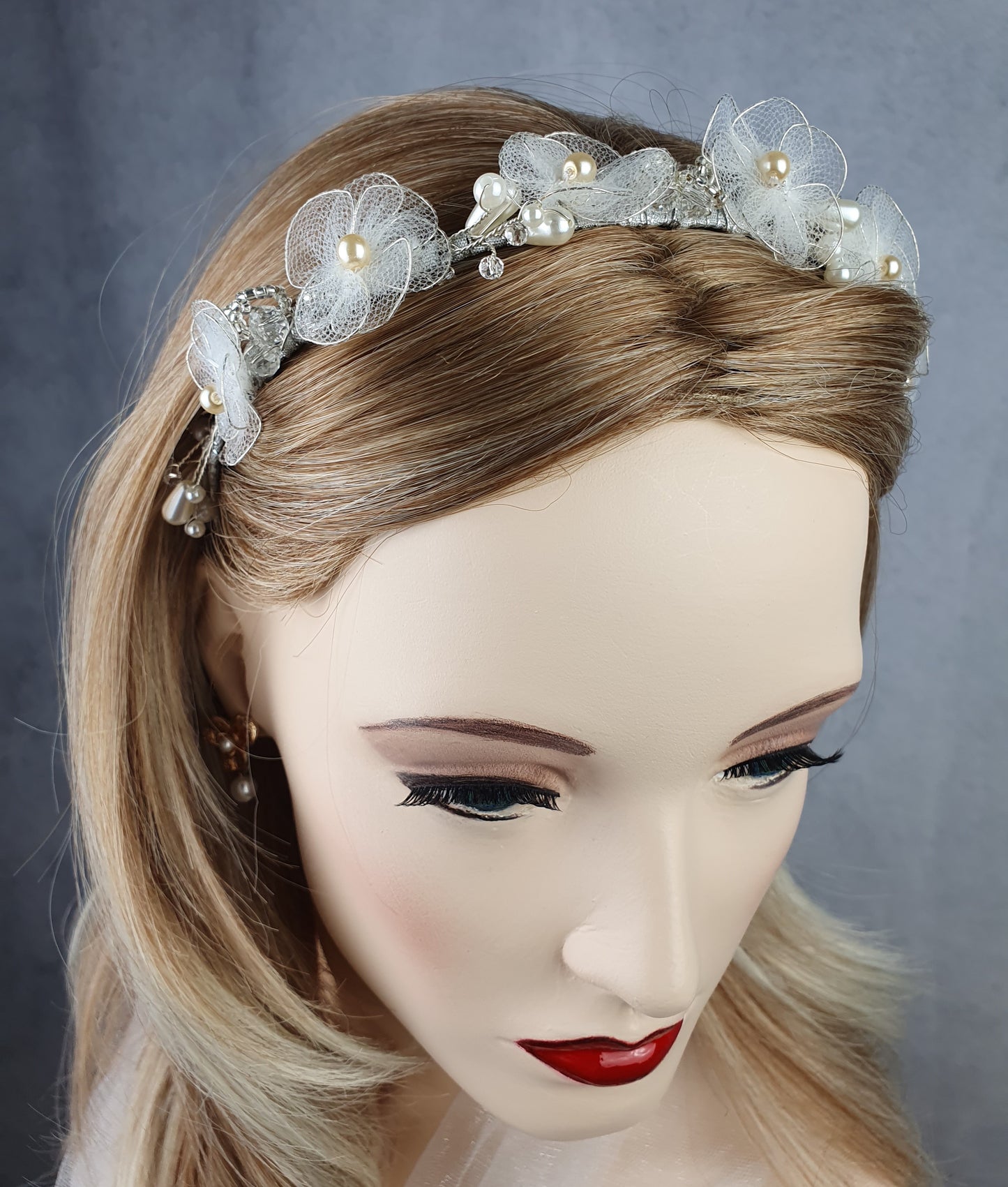 Bruids tiara met tule en kunst parels, bruiloft tiara- Handgemaakte tiara bruids huwelijk, hoofdtooi evenement tiara, haaraccessoires