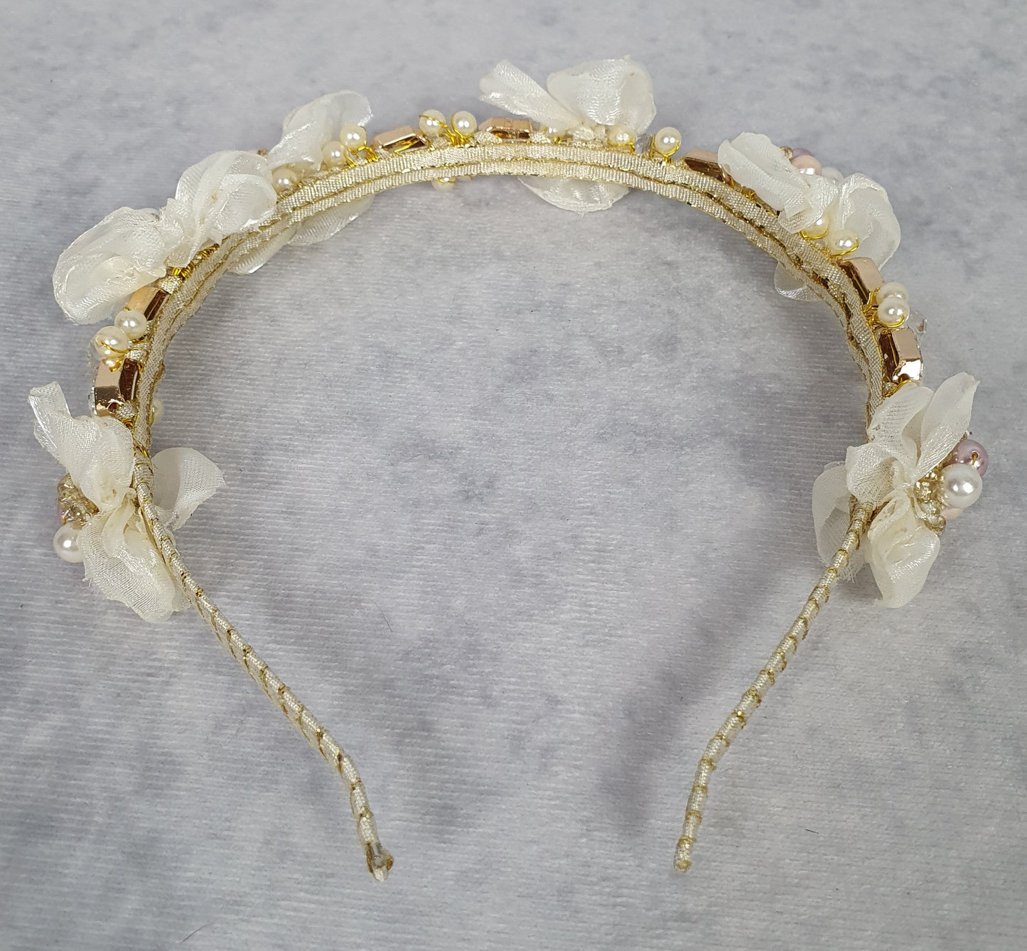 Handgemaakte hoofdband ivoorkleurig met parels organza stof - Mooie hoofdband, unieke feestelijke diadeem, bruiloft, speciale gelegenheid
