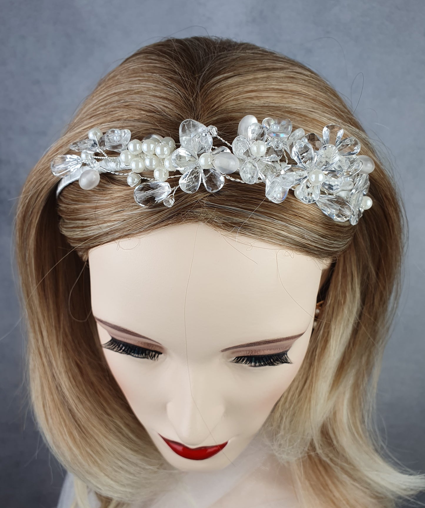 Handgemaakte bruidshoofdband met kunststof bloemen, tiara, haaraccessoire, diadeem, elegante tiara, speciaal evenementen