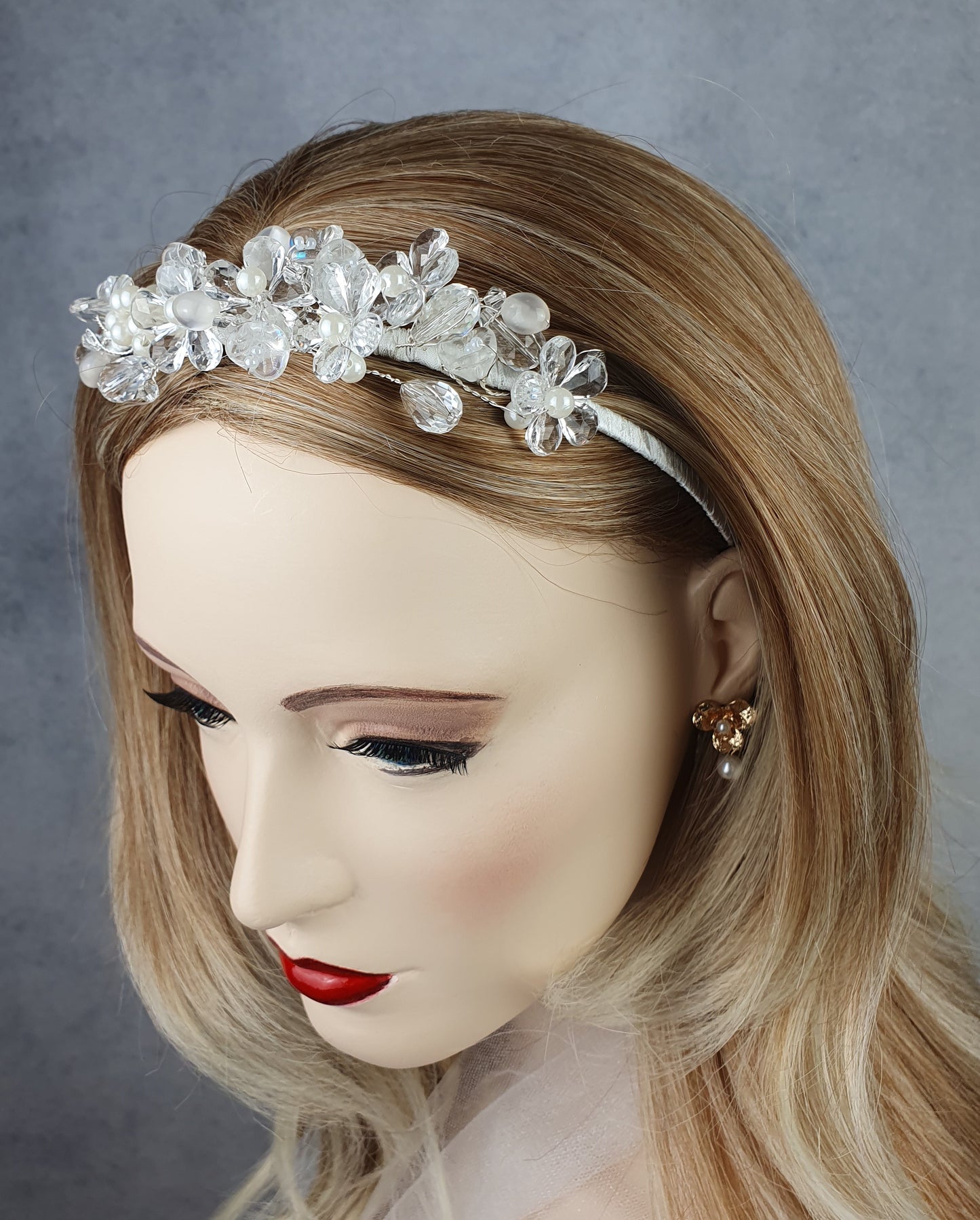 Handgemaakte bruidshoofdband met kunststof bloemen, tiara, haaraccessoire, diadeem, elegante tiara, speciaal evenementen