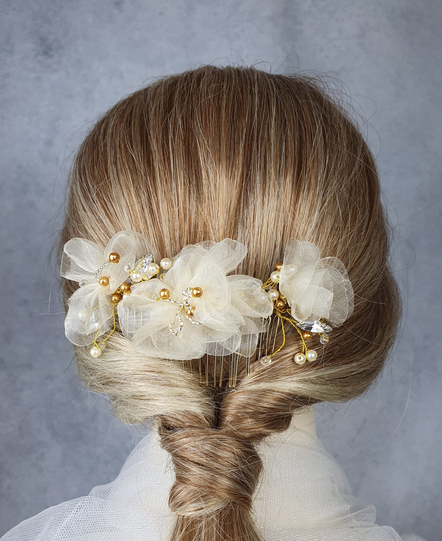 Handgemaakte bruidskam met parels, druppelstenen en organza zijde bloemen - haaraccessoire voor bruiloften, goudkleurige metalen Kam
