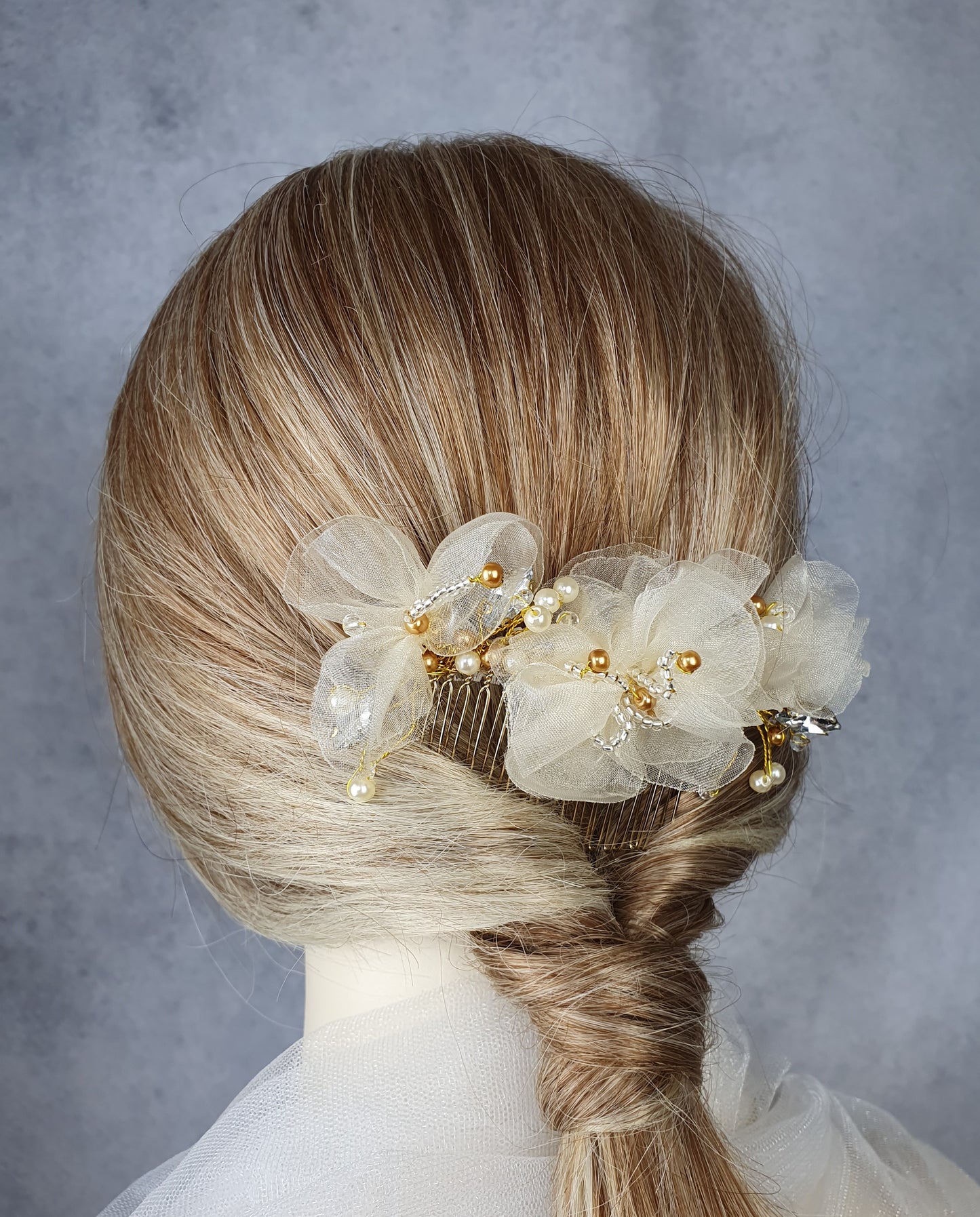Handgemaakte bruidskam met parels, druppelstenen en organza zijde bloemen - haaraccessoire voor bruiloften, goudkleurige metalen Kam