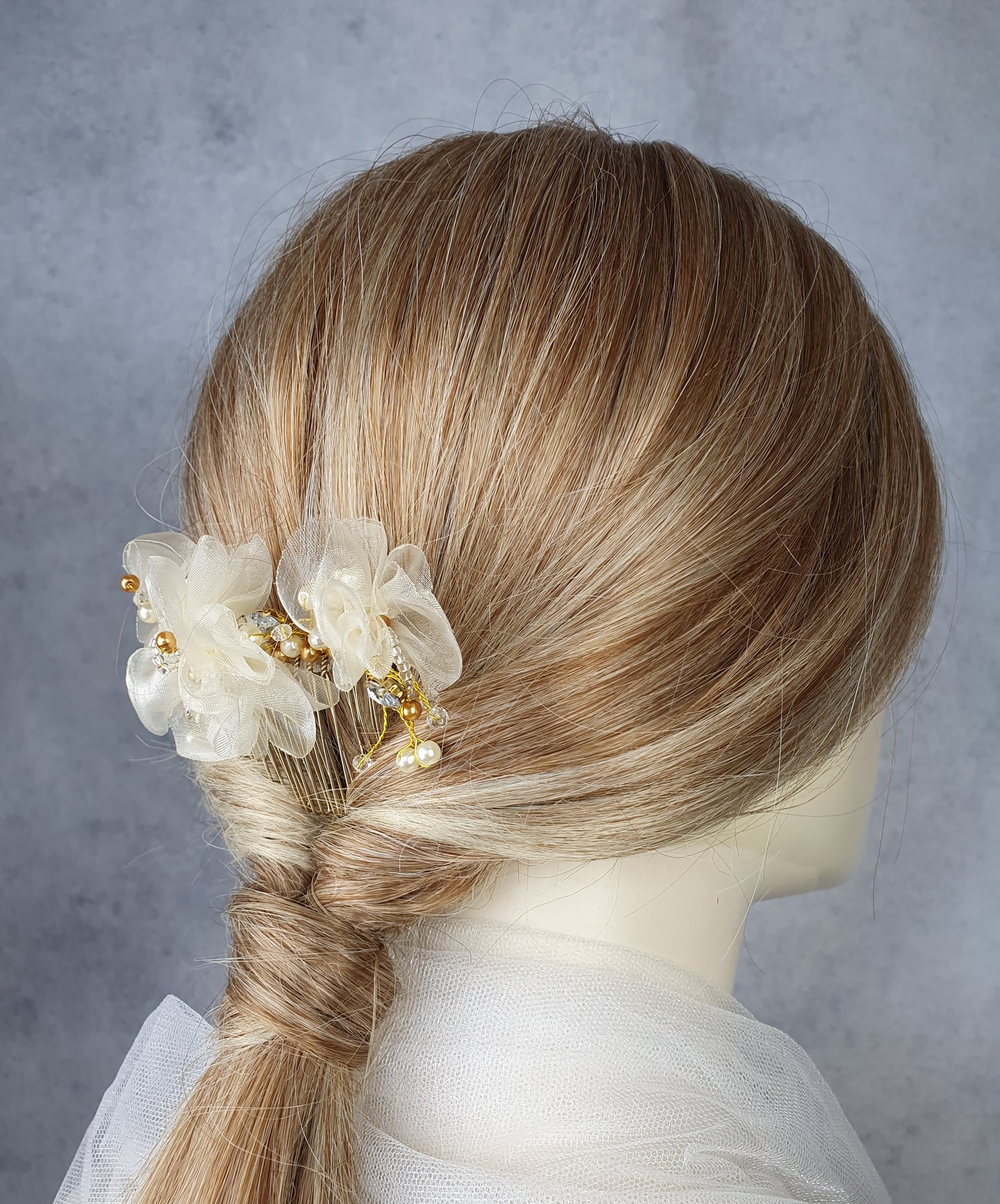 Handgemaakte bruidskam met parels, druppelstenen en organza zijde bloemen - haaraccessoire voor bruiloften, goudkleurige metalen Kam