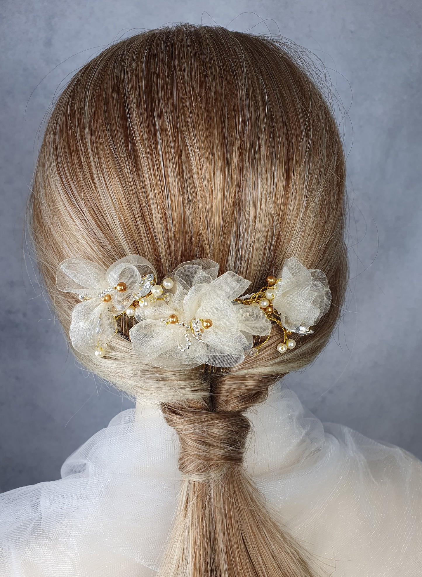 Handgemaakte bruidskam met parels, druppelstenen en organza zijde bloemen - haaraccessoire voor bruiloften, goudkleurige metalen Kam