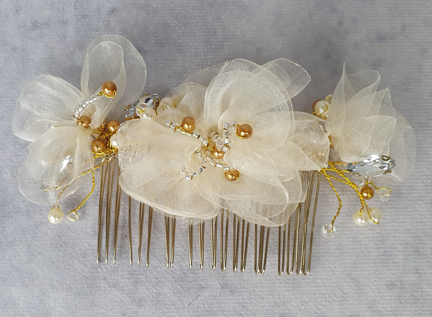 Handgemaakte bruidskam met parels, druppelstenen en organza zijde bloemen - haaraccessoire voor bruiloften, goudkleurige metalen Kam