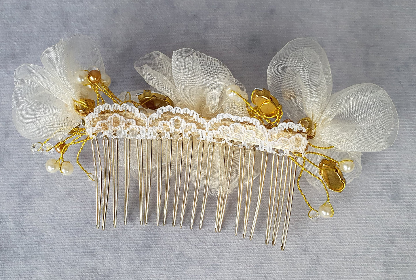 Handgemaakte bruidskam met parels, druppelstenen en organza zijde bloemen - haaraccessoire voor bruiloften, goudkleurige metalen Kam