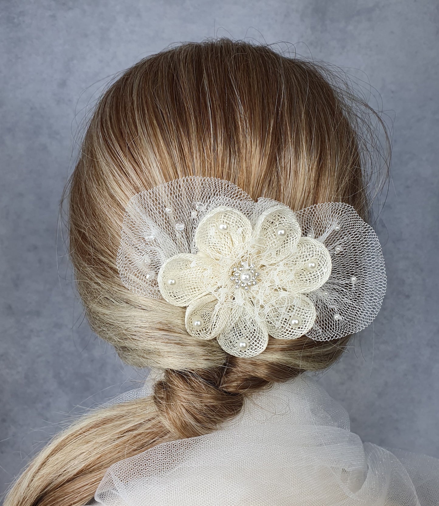 Bruidshaarkam met sinamay bloem, handgemaakt met parels, rocailles kralen, elegante haaraccessoire, huwelijkskam, speciale evenementen