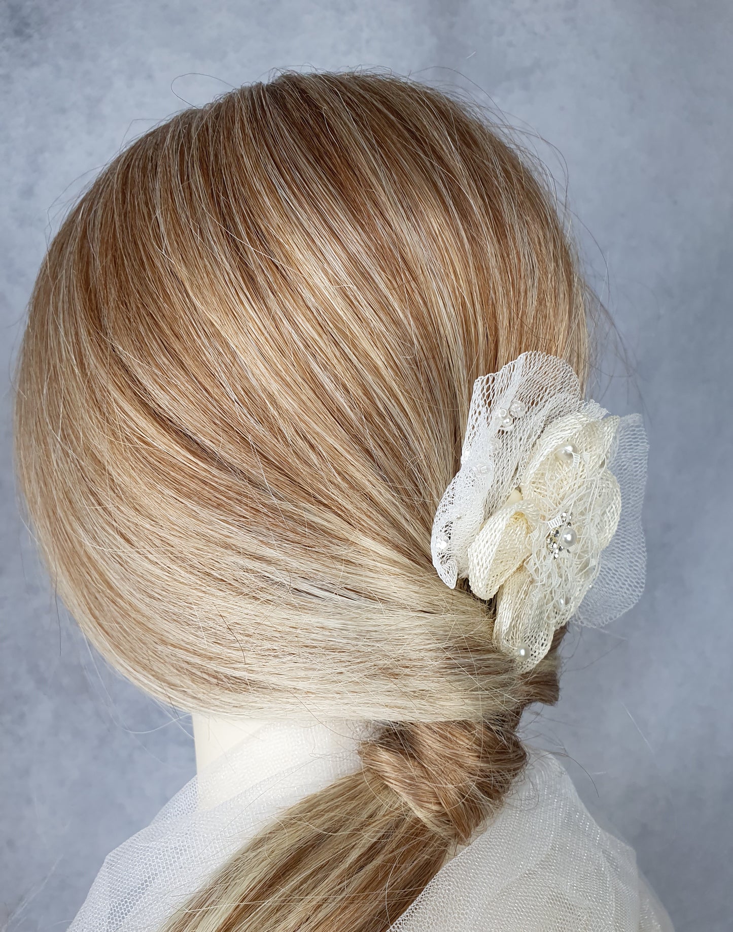 Bruidshaarkam met sinamay bloem, handgemaakt met parels, rocailles kralen, elegante haaraccessoire, huwelijkskam, speciale evenementen