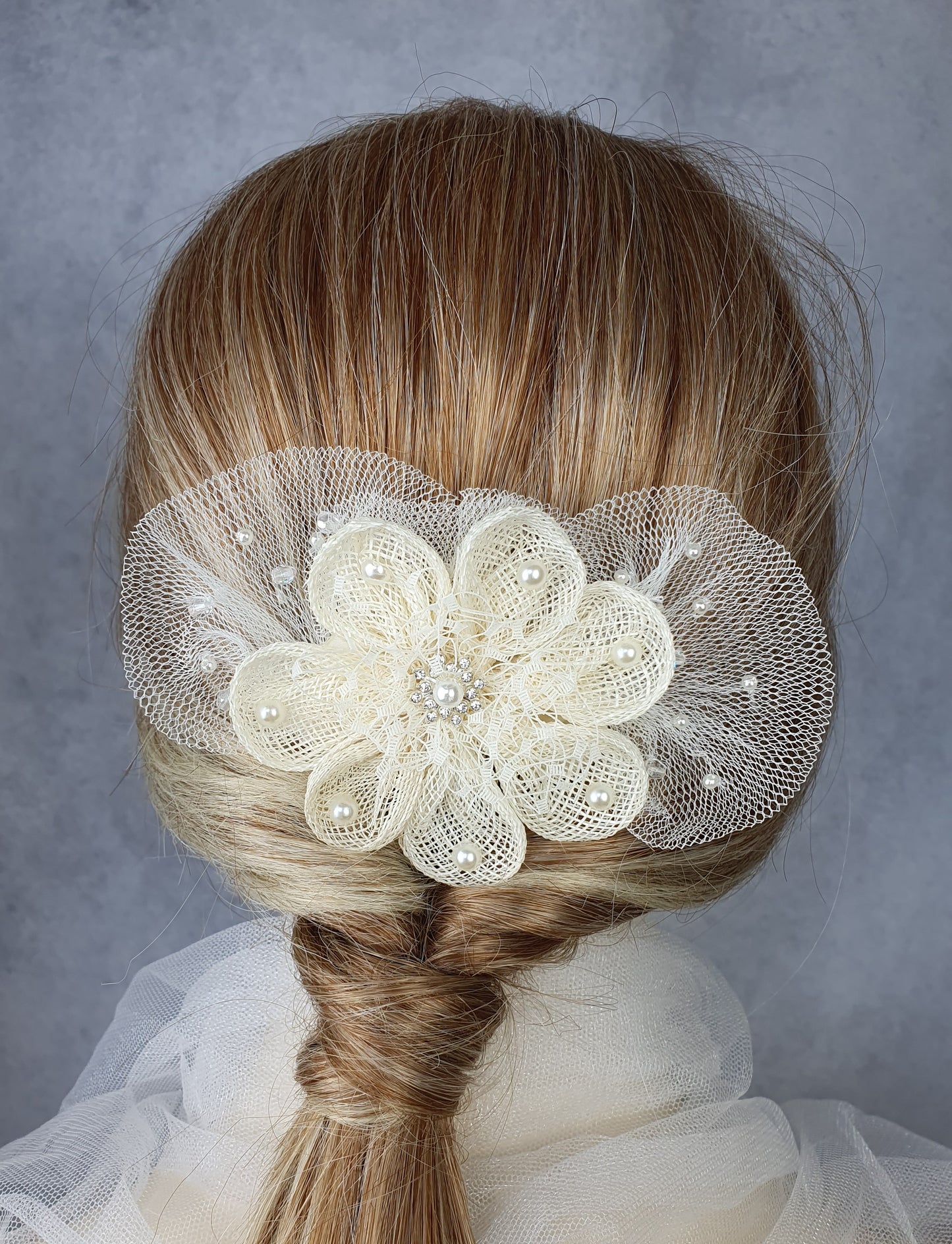 Bruidshaarkam met sinamay bloem, handgemaakt met parels, rocailles kralen, elegante haaraccessoire, huwelijkskam, speciale evenementen