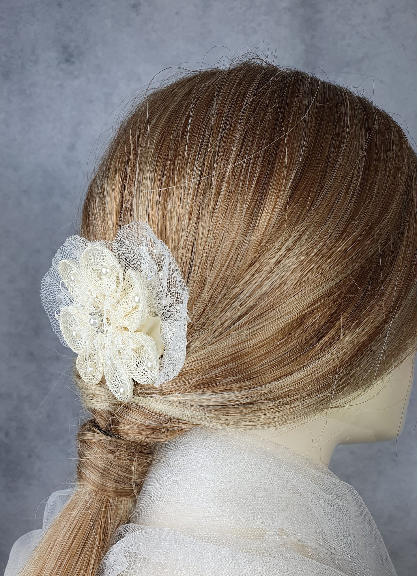 Bruidshaarkam met sinamay bloem, handgemaakt met parels, rocailles kralen, elegante haaraccessoire, huwelijkskam, speciale evenementen