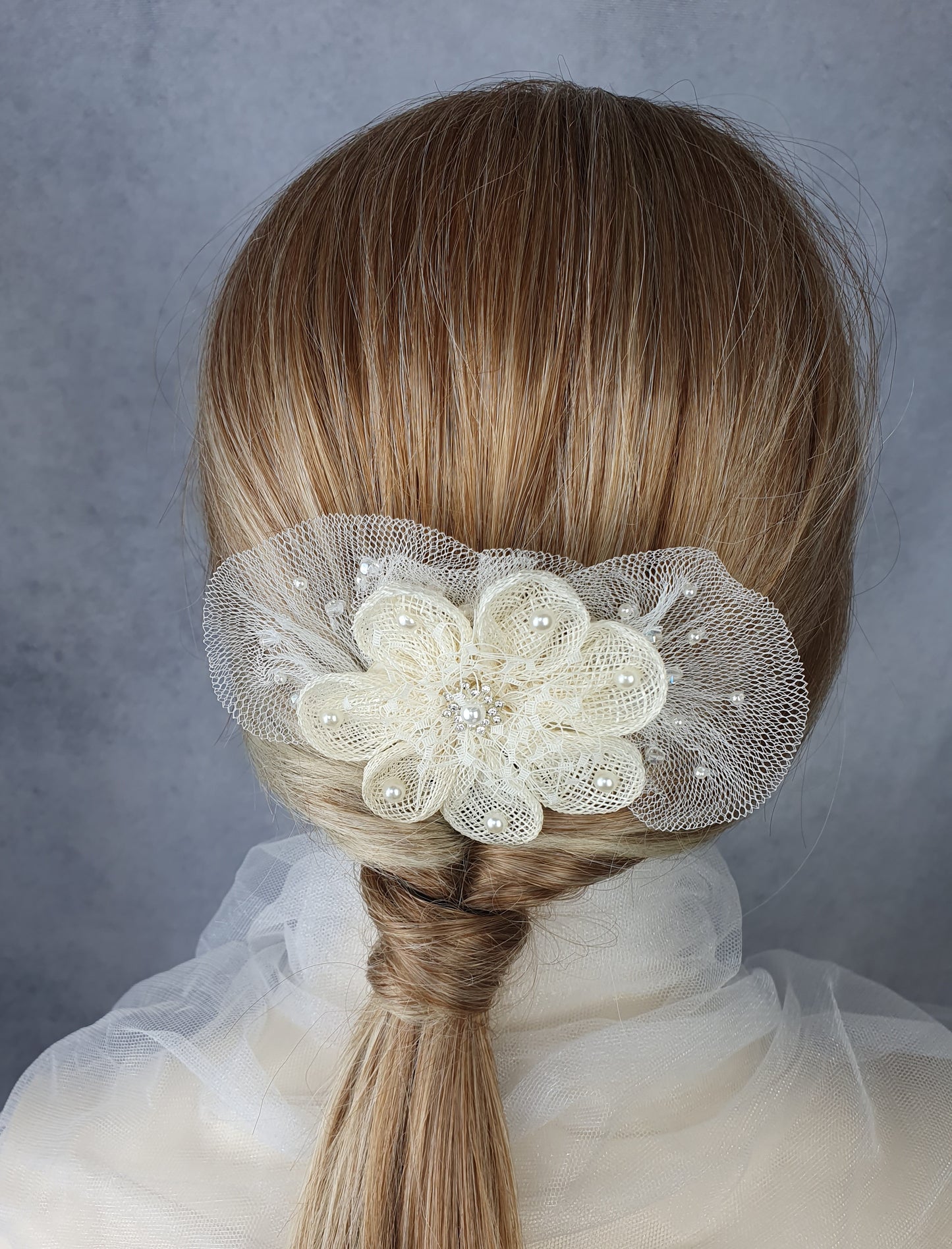 Bruidshaarkam met sinamay bloem, handgemaakt met parels, rocailles kralen, elegante haaraccessoire, huwelijkskam, speciale evenementen