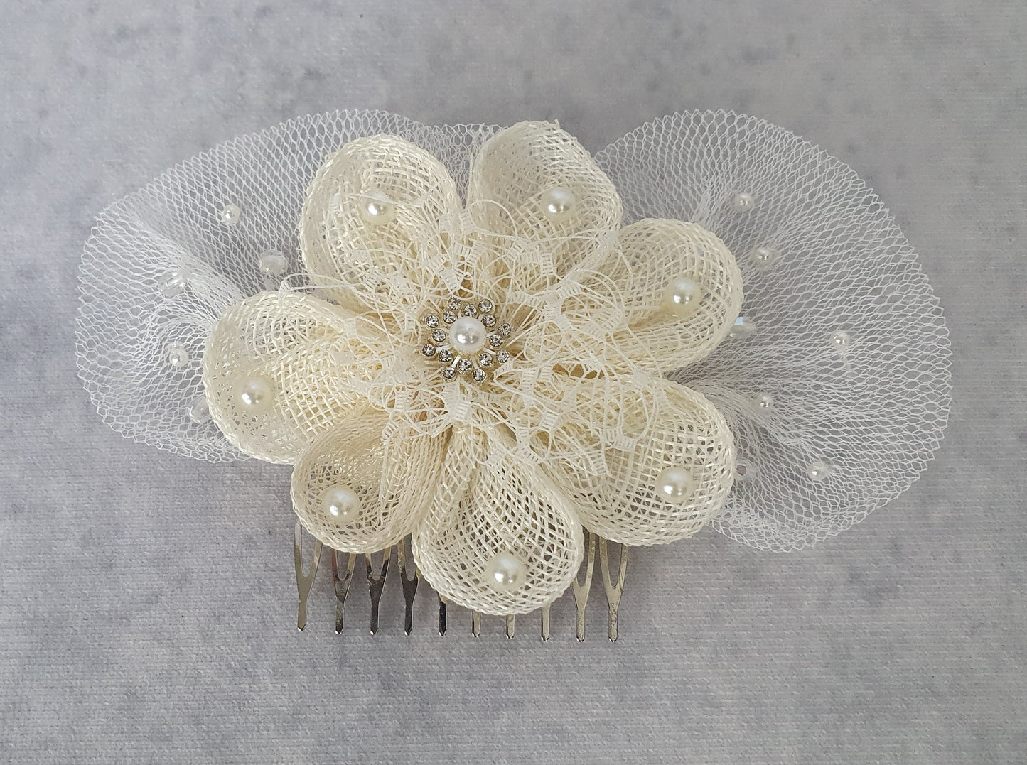 Bruidshaarkam met sinamay bloem, handgemaakt met parels, rocailles kralen, elegante haaraccessoire, huwelijkskam, speciale evenementen