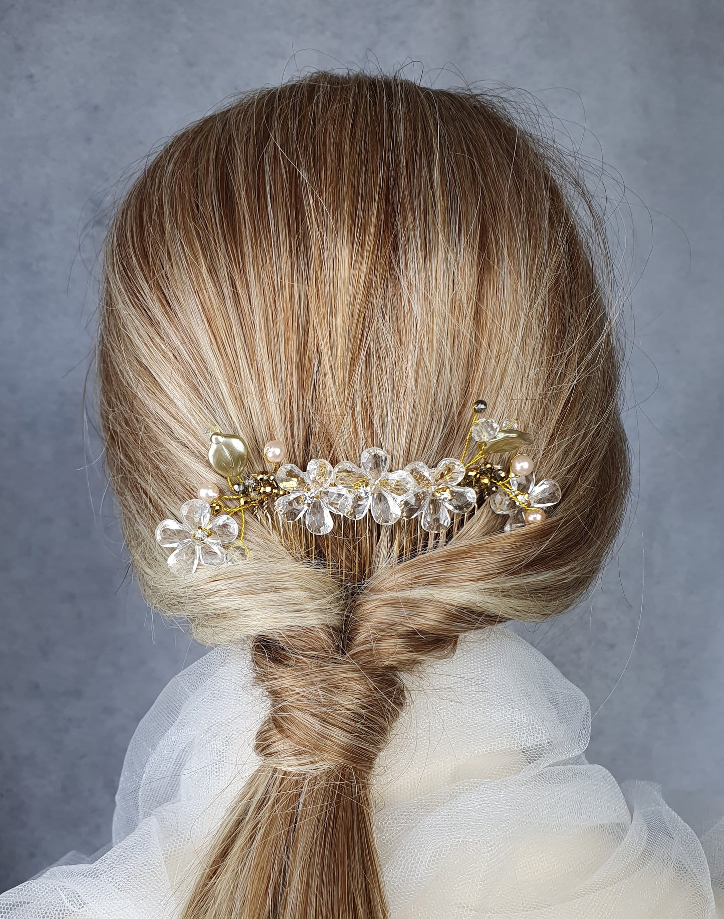 Handgemaakte bruidskam met parels en druppelstenen - elegant haaraccessoire voor bruiloften, gasten en feesten, zilverkleurige metalen Kam