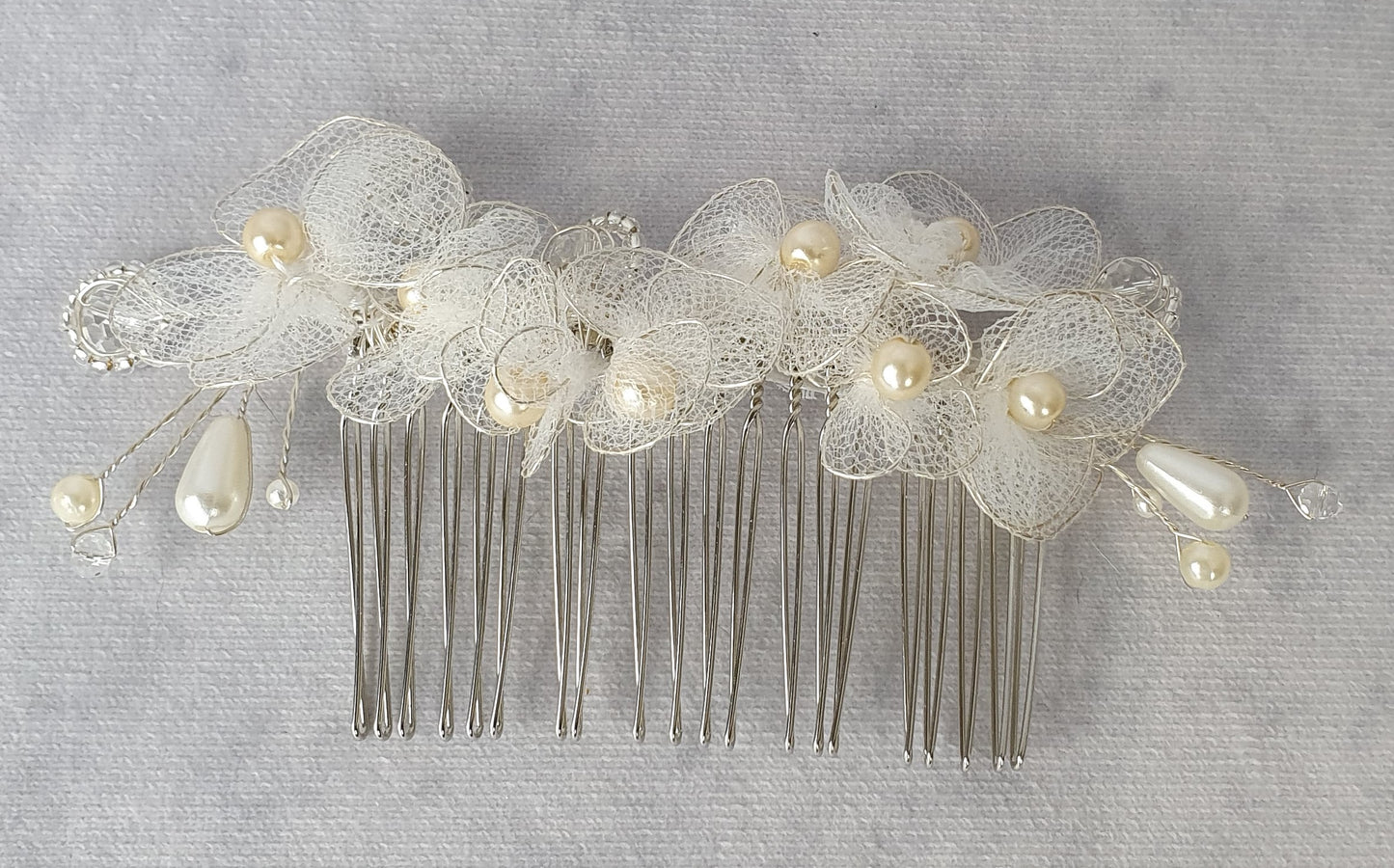 Handgemaakte bruidskam met parels, druppelstenen en bloemen van tule - haaraccessoire voor bruiloften met zilverkleurige metalen kam