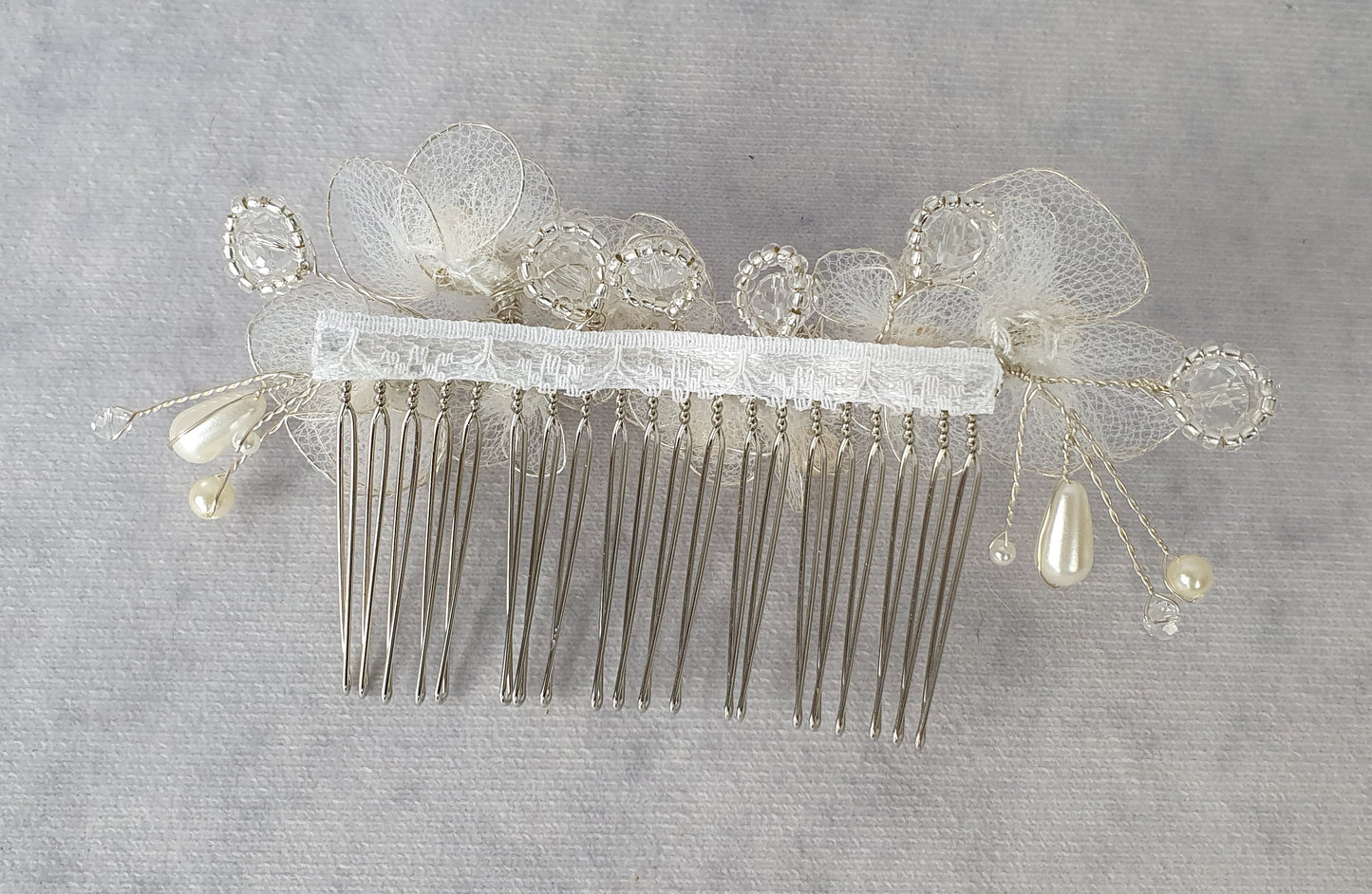 Handgemaakte bruidskam met parels, druppelstenen en bloemen van tule - haaraccessoire voor bruiloften met zilverkleurige metalen kam