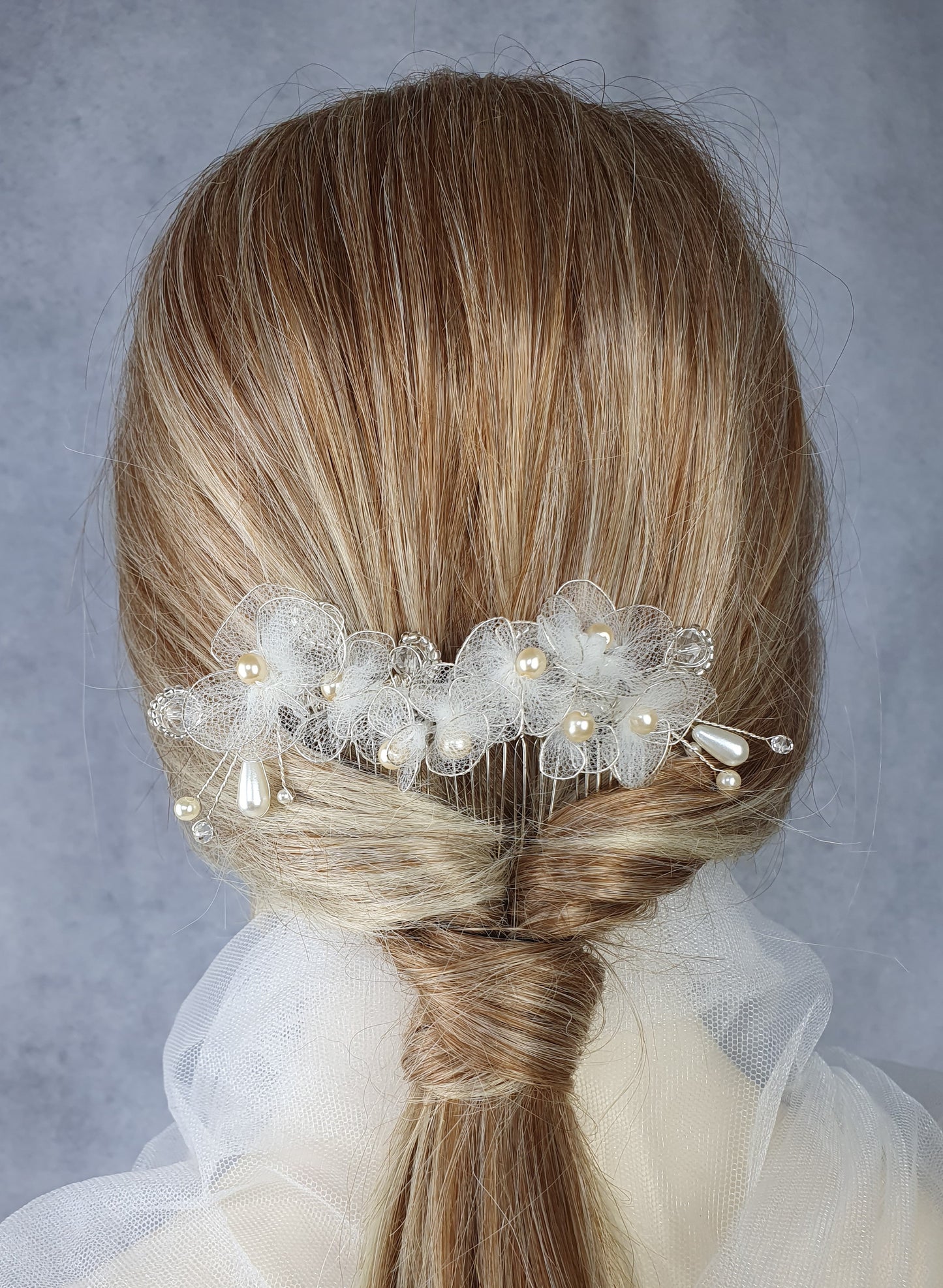 Handgemaakte bruidskam met parels, druppelstenen en bloemen van tule - haaraccessoire voor bruiloften met zilverkleurige metalen kam