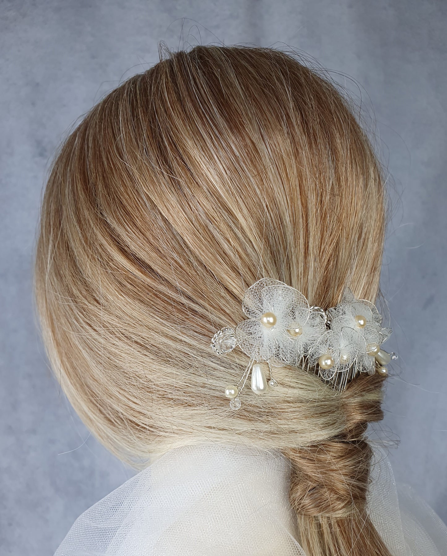Handgemaakte bruidskam met parels, druppelstenen en bloemen van tule - haaraccessoire voor bruiloften met zilverkleurige metalen kam