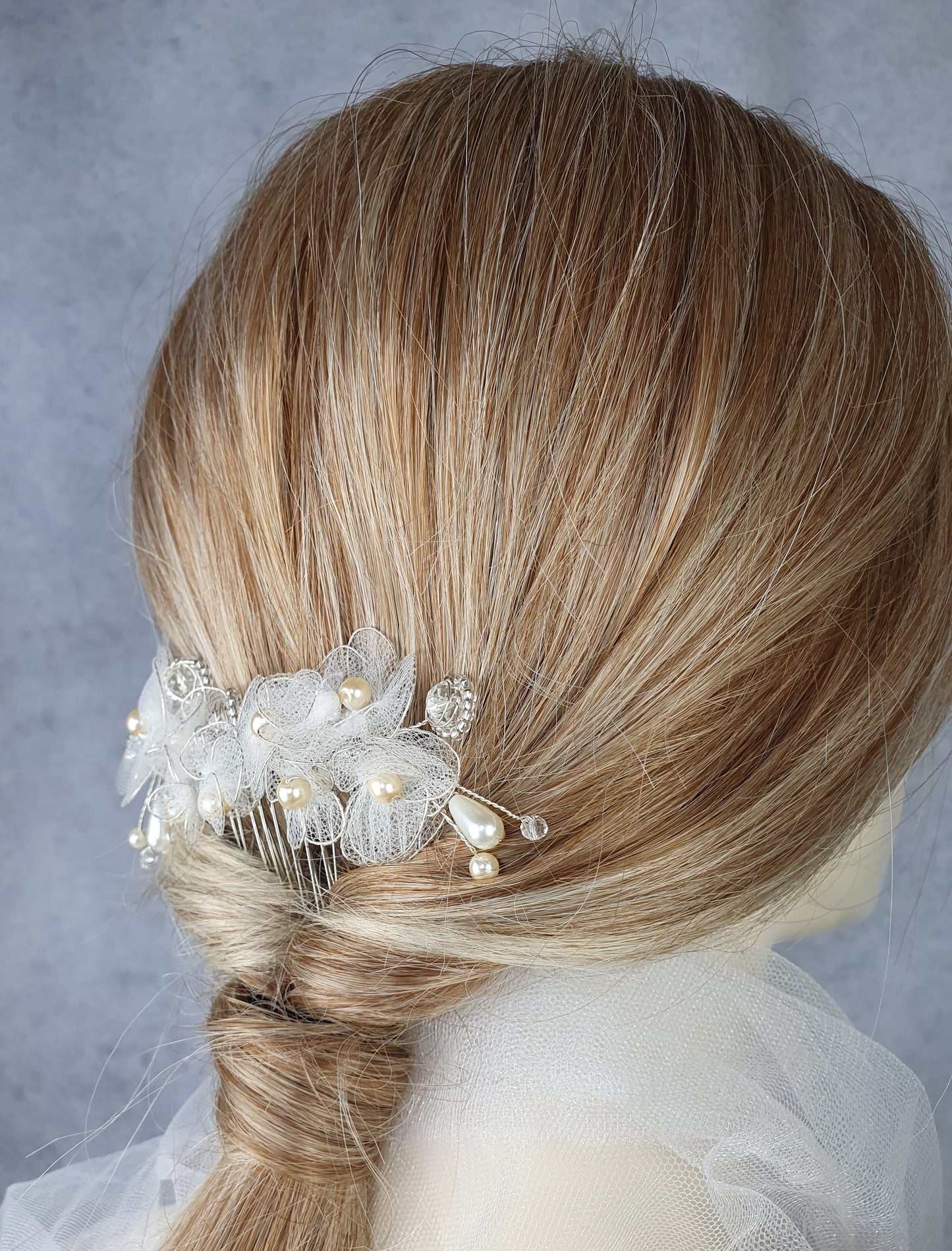 Handgemaakte bruidskam met parels, druppelstenen en bloemen van tule - haaraccessoire voor bruiloften met zilverkleurige metalen kam