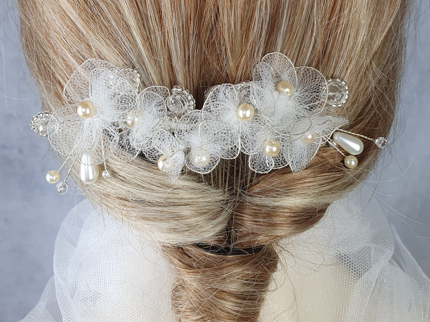 Handgemaakte bruidskam met parels, druppelstenen en bloemen van tule - haaraccessoire voor bruiloften met zilverkleurige metalen kam