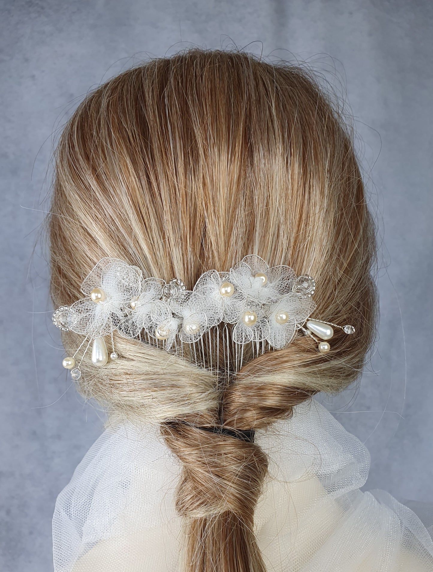 Handgemaakte bruidskam met parels, druppelstenen en bloemen van tule - haaraccessoire voor bruiloften met zilverkleurige metalen kam