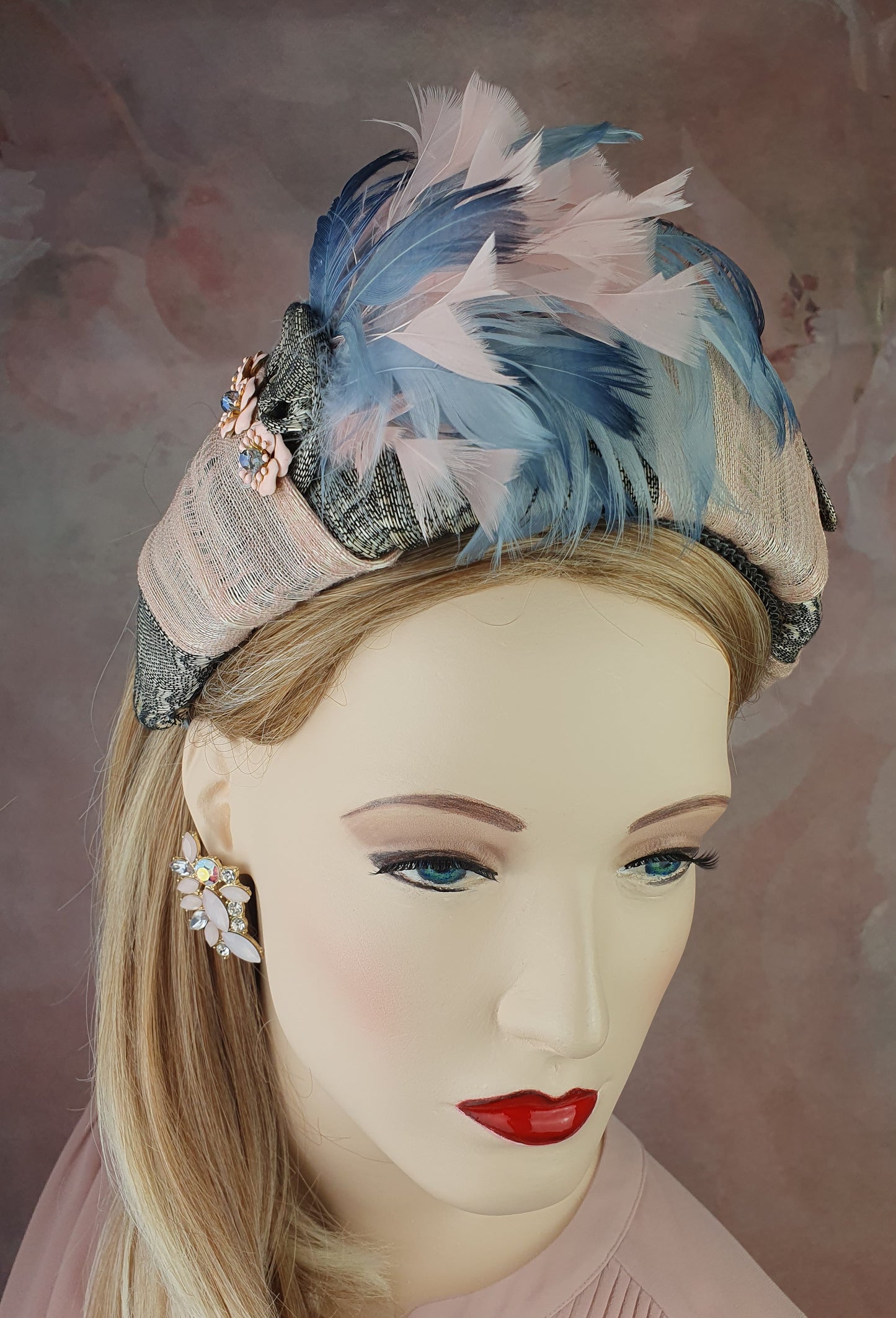 Handgemaakte hoofdband roze met grijs van zijde abaca, versierd met zwanenveren, mooie tiara voor bij een speciaal evenement of gelegenheid