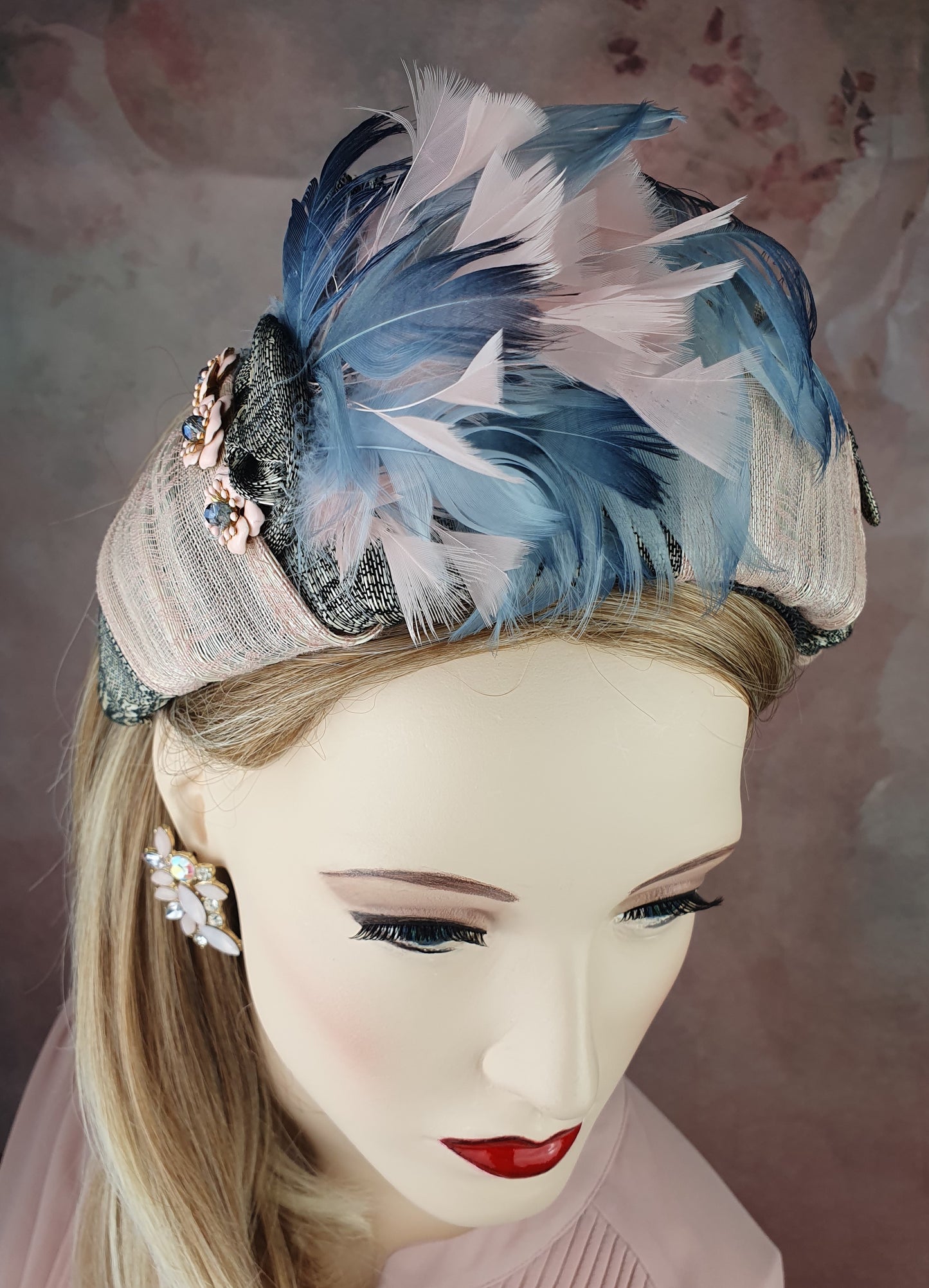 Handgemaakte hoofdband roze met grijs van zijde abaca, versierd met zwanenveren, mooie tiara voor bij een speciaal evenement of gelegenheid