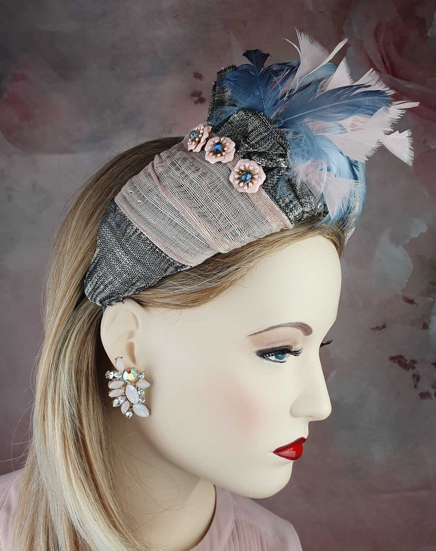 Handgemaakte hoofdband roze met grijs van zijde abaca, versierd met zwanenveren, mooie tiara voor bij een speciaal evenement of gelegenheid