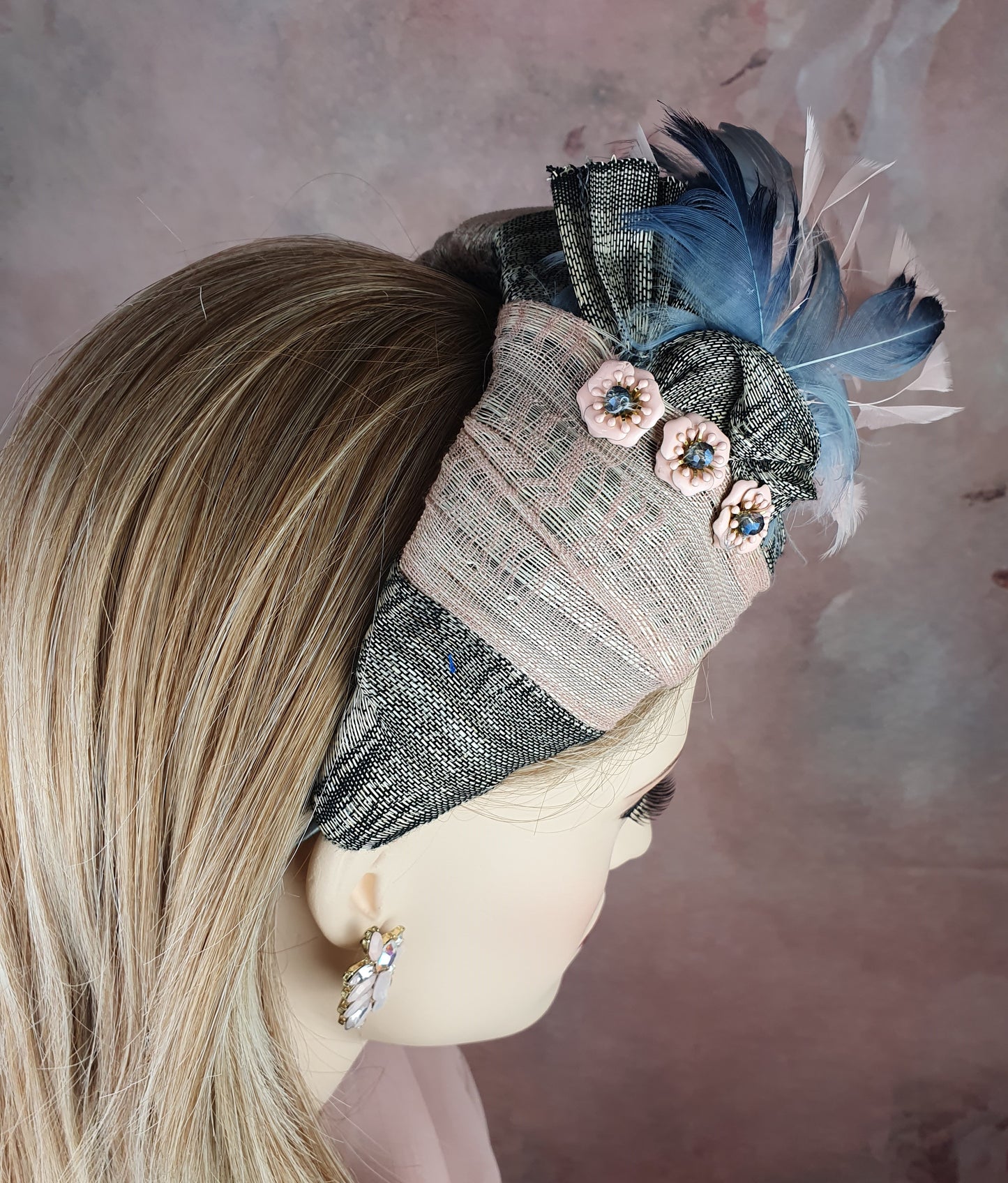 Handgemaakte hoofdband roze met grijs van zijde abaca, versierd met zwanenveren, mooie tiara voor bij een speciaal evenement of gelegenheid