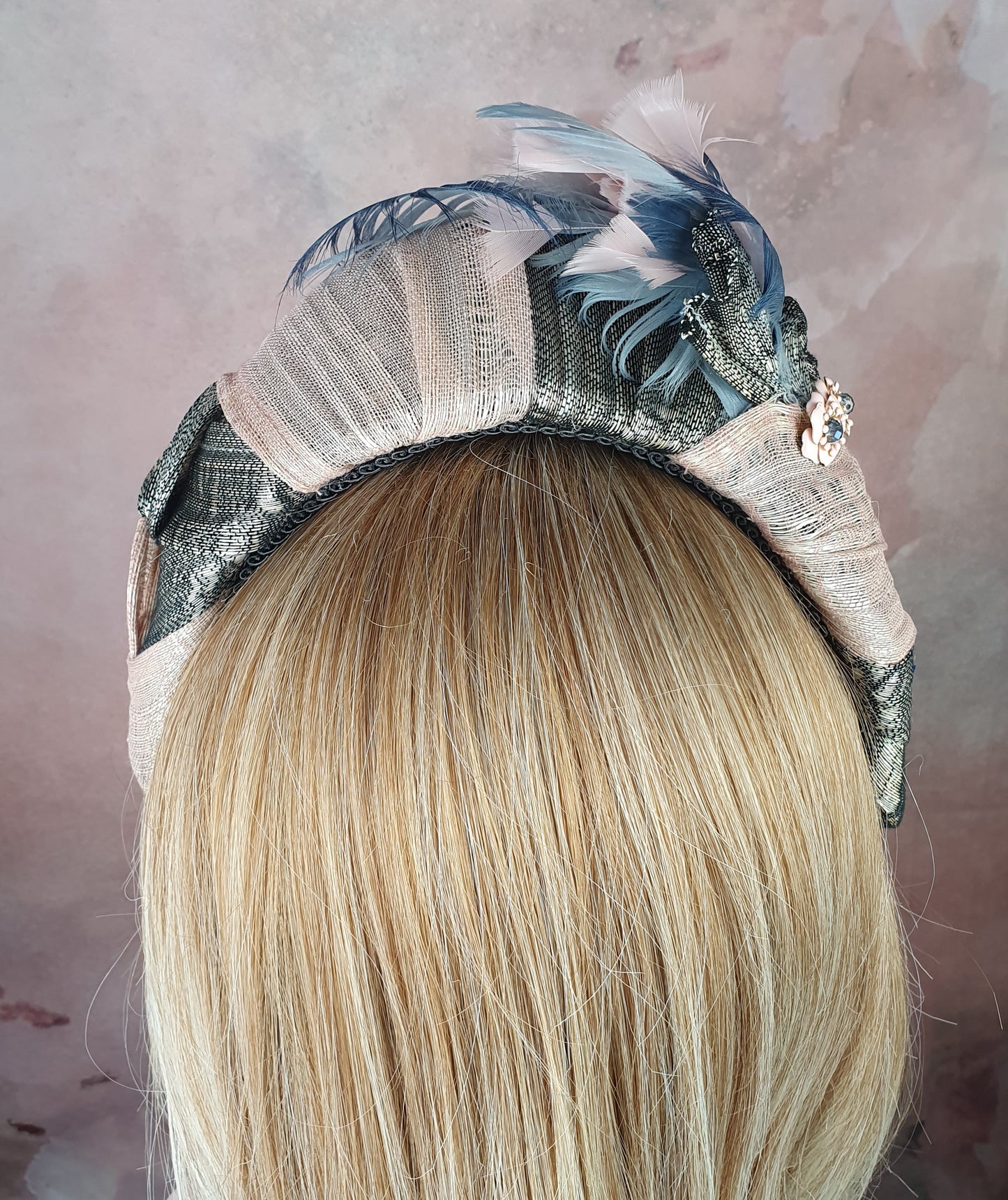 Handgemaakte hoofdband roze met grijs van zijde abaca, versierd met zwanenveren, mooie tiara voor bij een speciaal evenement of gelegenheid
