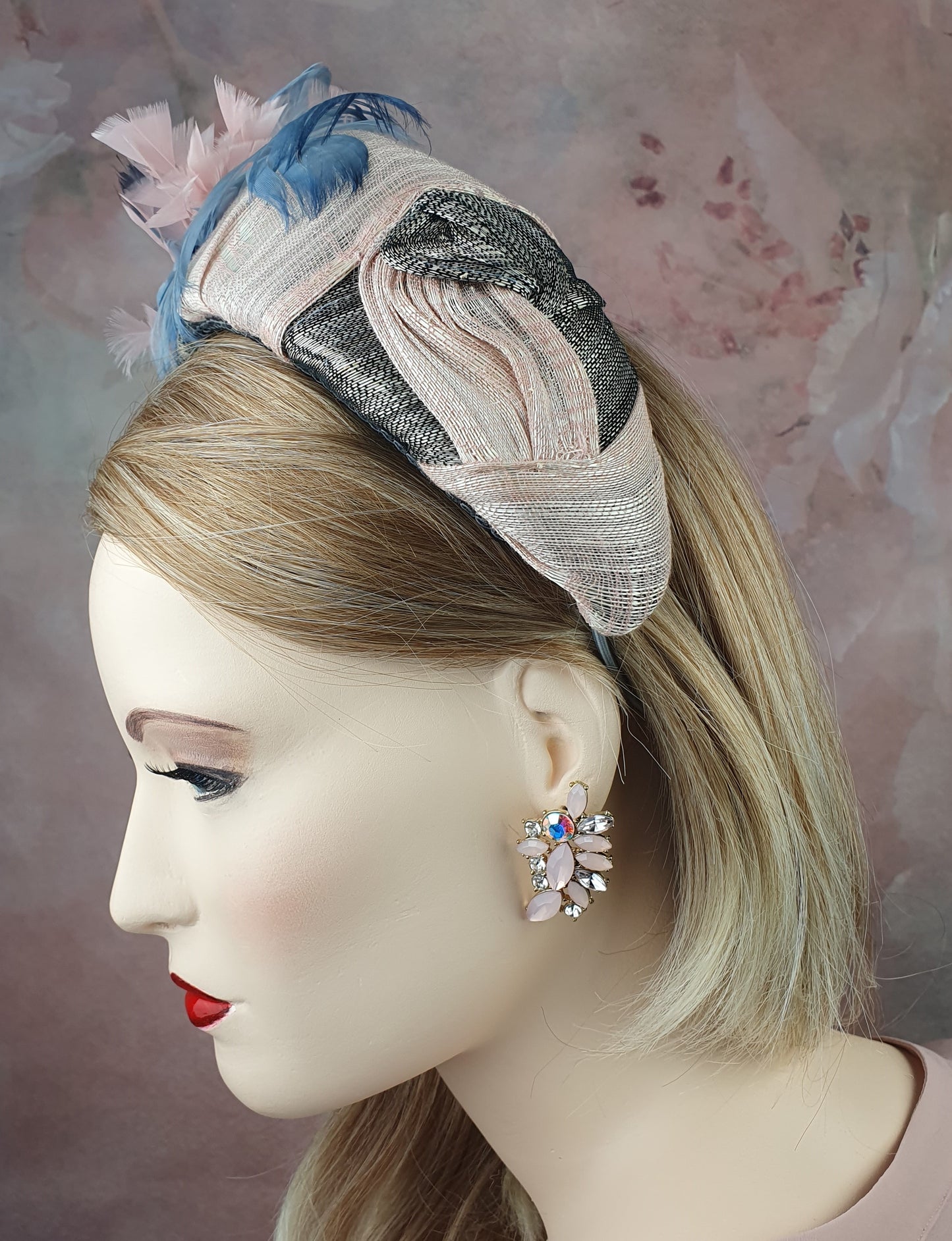 Handgemaakte hoofdband roze met grijs van zijde abaca, versierd met zwanenveren, mooie tiara voor bij een speciaal evenement of gelegenheid