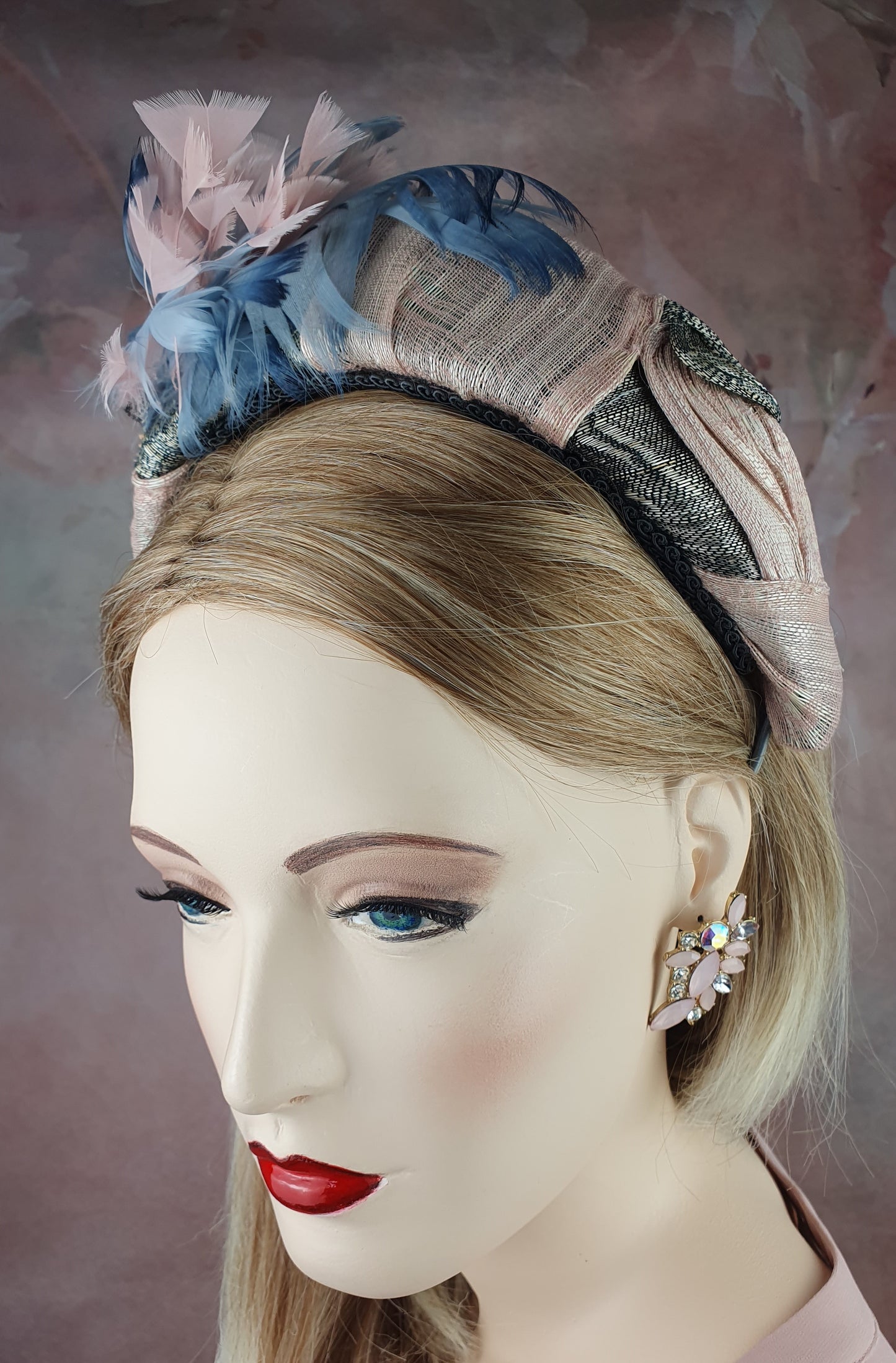 Handgemaakte hoofdband roze met grijs van zijde abaca, versierd met zwanenveren, mooie tiara voor bij een speciaal evenement of gelegenheid