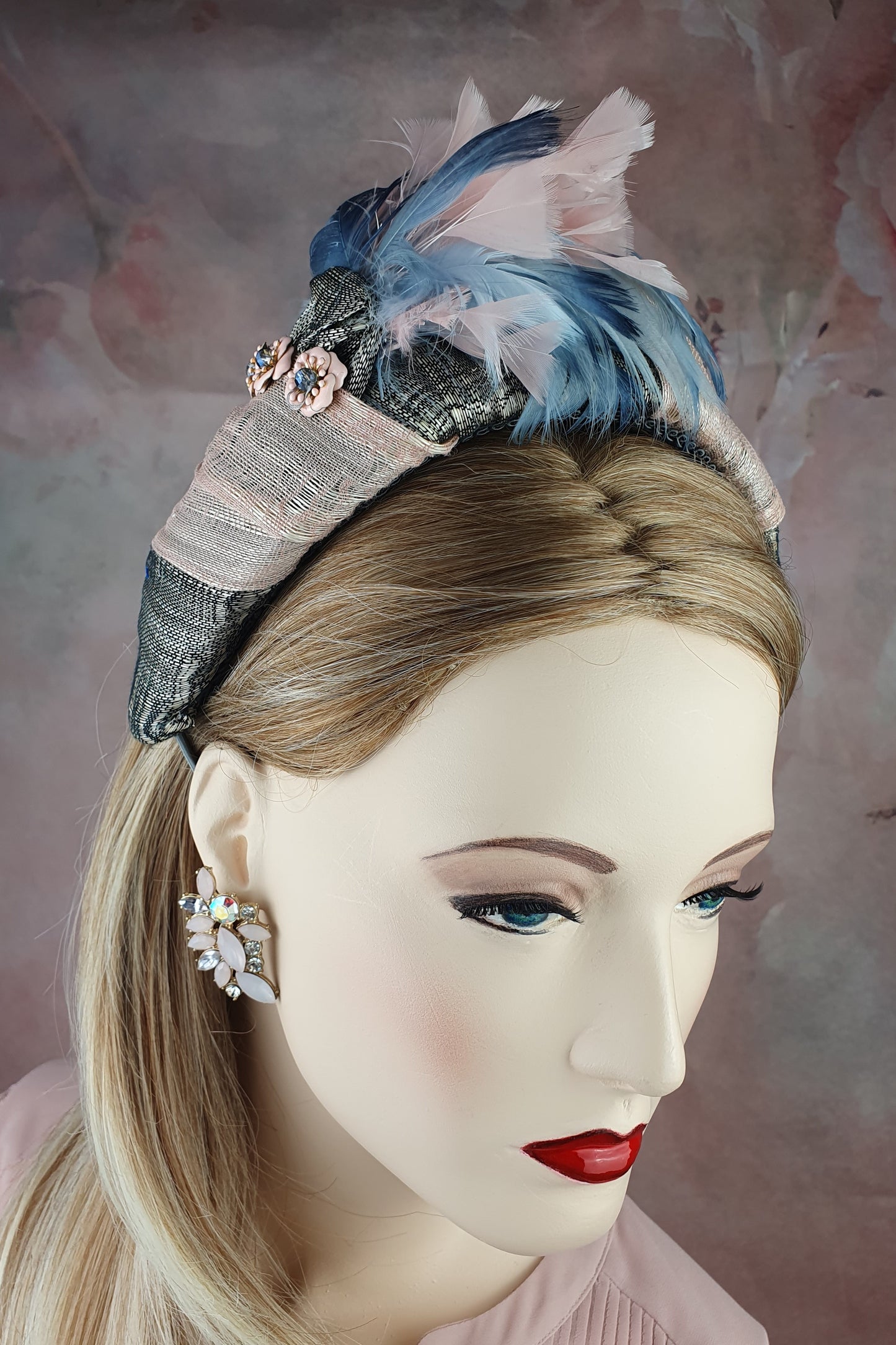 Handgemaakte hoofdband roze met grijs van zijde abaca, versierd met zwanenveren, mooie tiara voor bij een speciaal evenement of gelegenheid