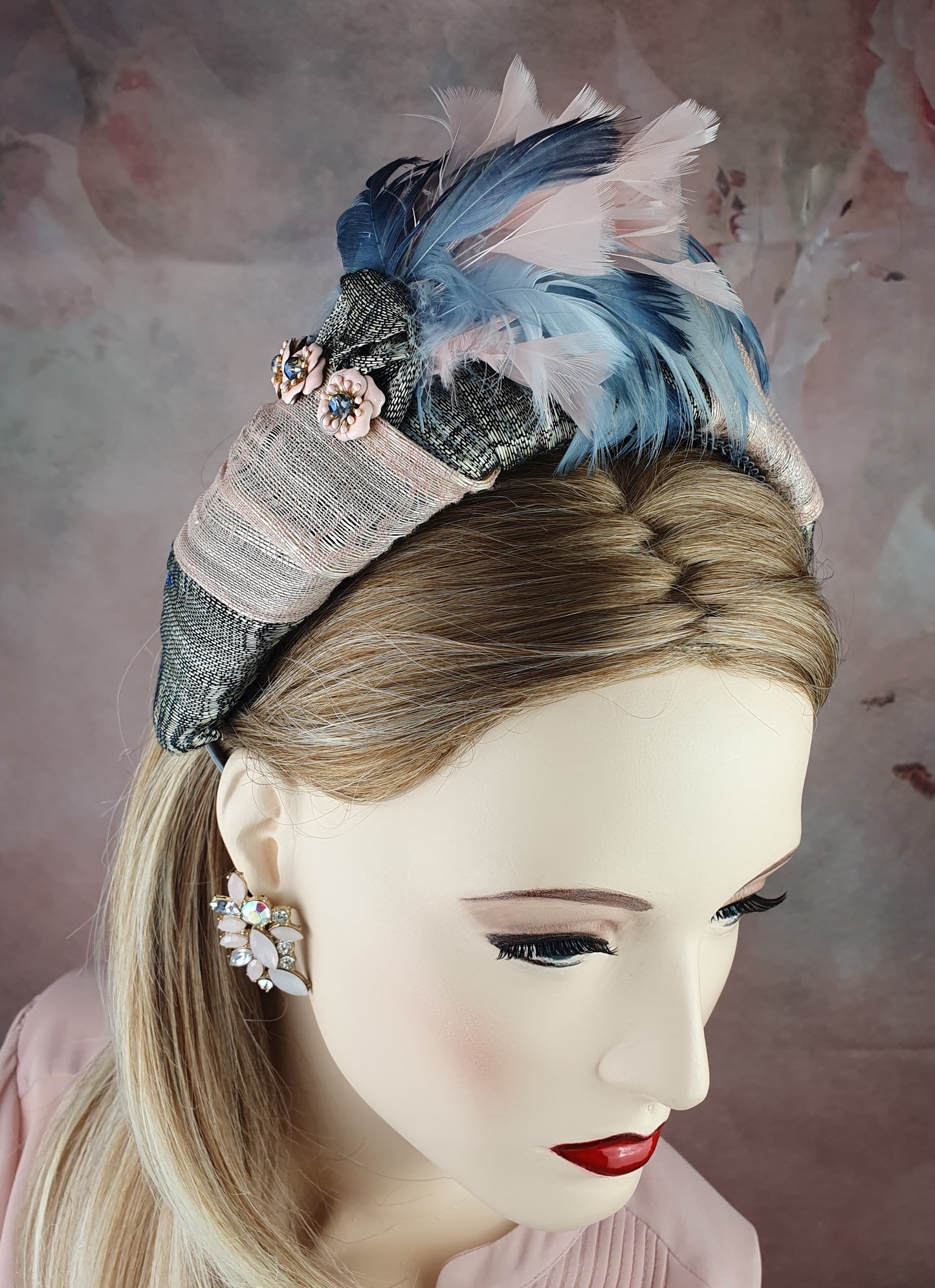 Handgemaakte hoofdband roze met grijs van zijde abaca, versierd met zwanenveren, mooie tiara voor bij een speciaal evenement of gelegenheid