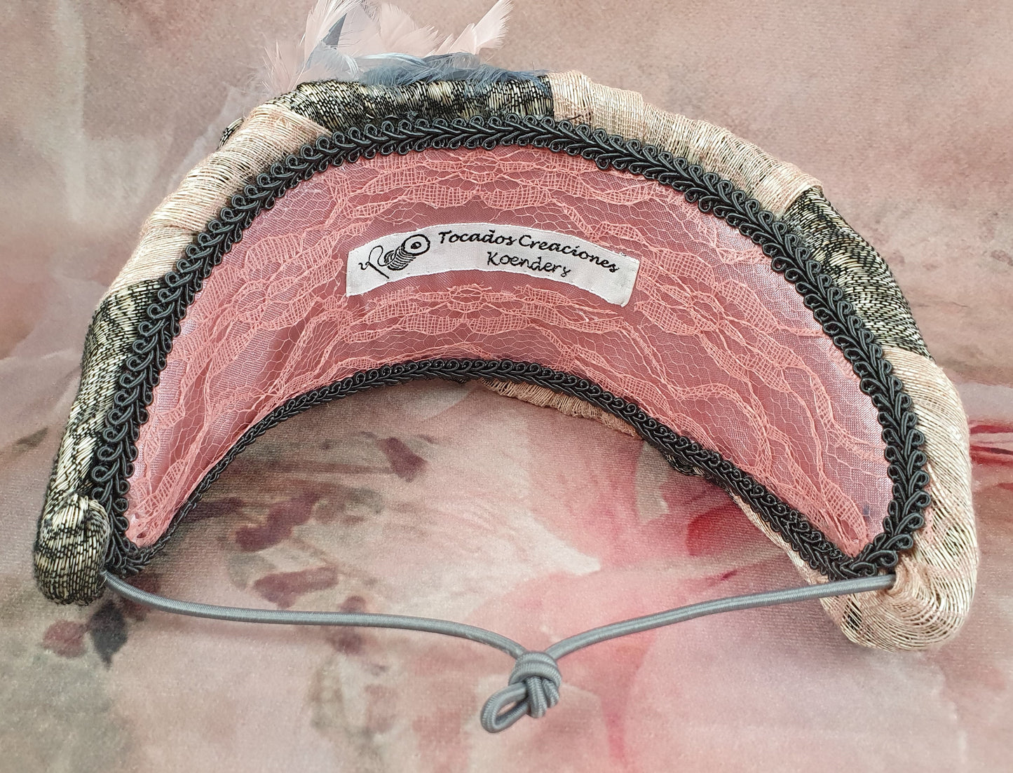 Handgemaakte hoofdband roze met grijs van zijde abaca, versierd met zwanenveren, mooie tiara voor bij een speciaal evenement of gelegenheid