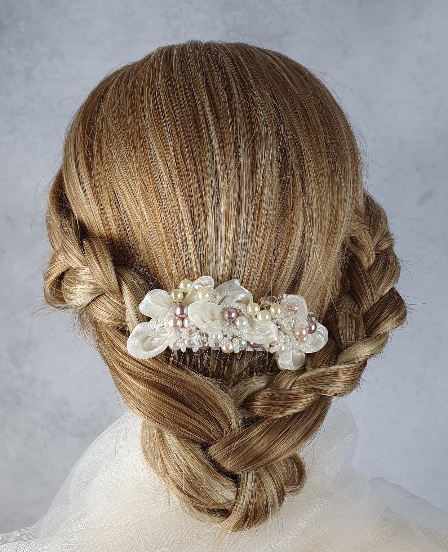 Handgemaakte bruidskam met parels en kristallen kralen - van organza stof, haaraccessoire voor bruiloften, zilverkleurige metalen kam