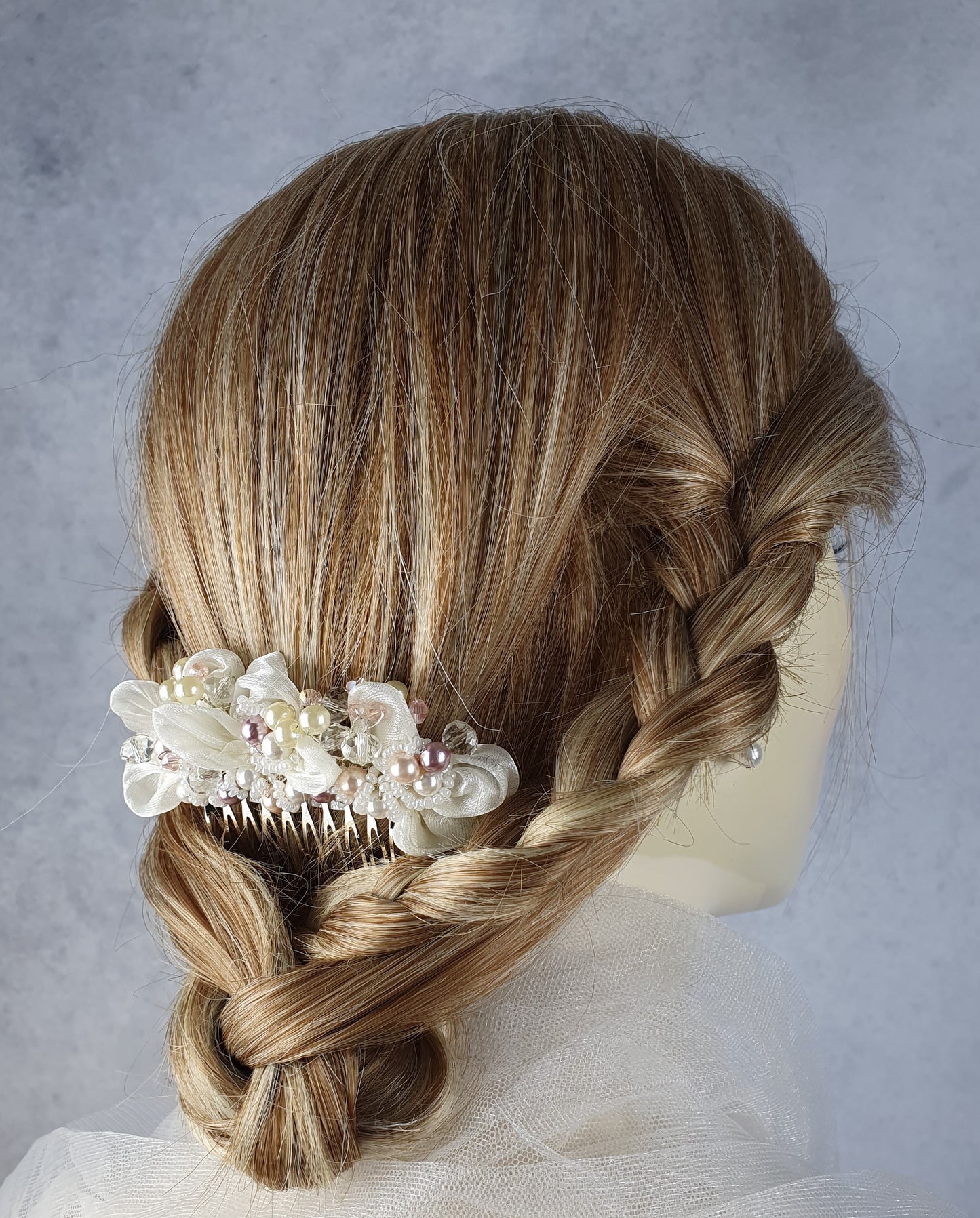 Handgemaakte bruidskam met parels en kristallen kralen - van organza stof, haaraccessoire voor bruiloften, zilverkleurige metalen kam