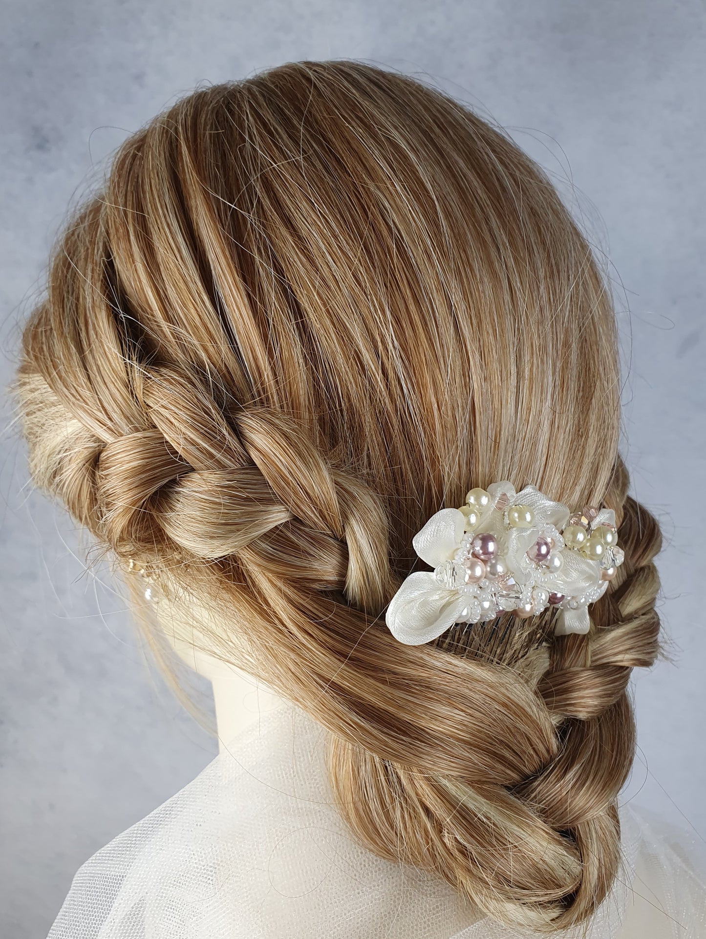 Handgemaakte bruidskam met parels en kristallen kralen - van organza stof, haaraccessoire voor bruiloften, zilverkleurige metalen kam