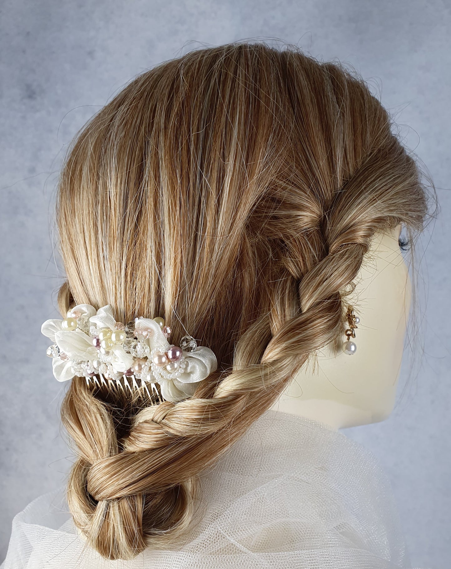 Handgemaakte bruidskam met parels en kristallen kralen - van organza stof, haaraccessoire voor bruiloften, zilverkleurige metalen kam