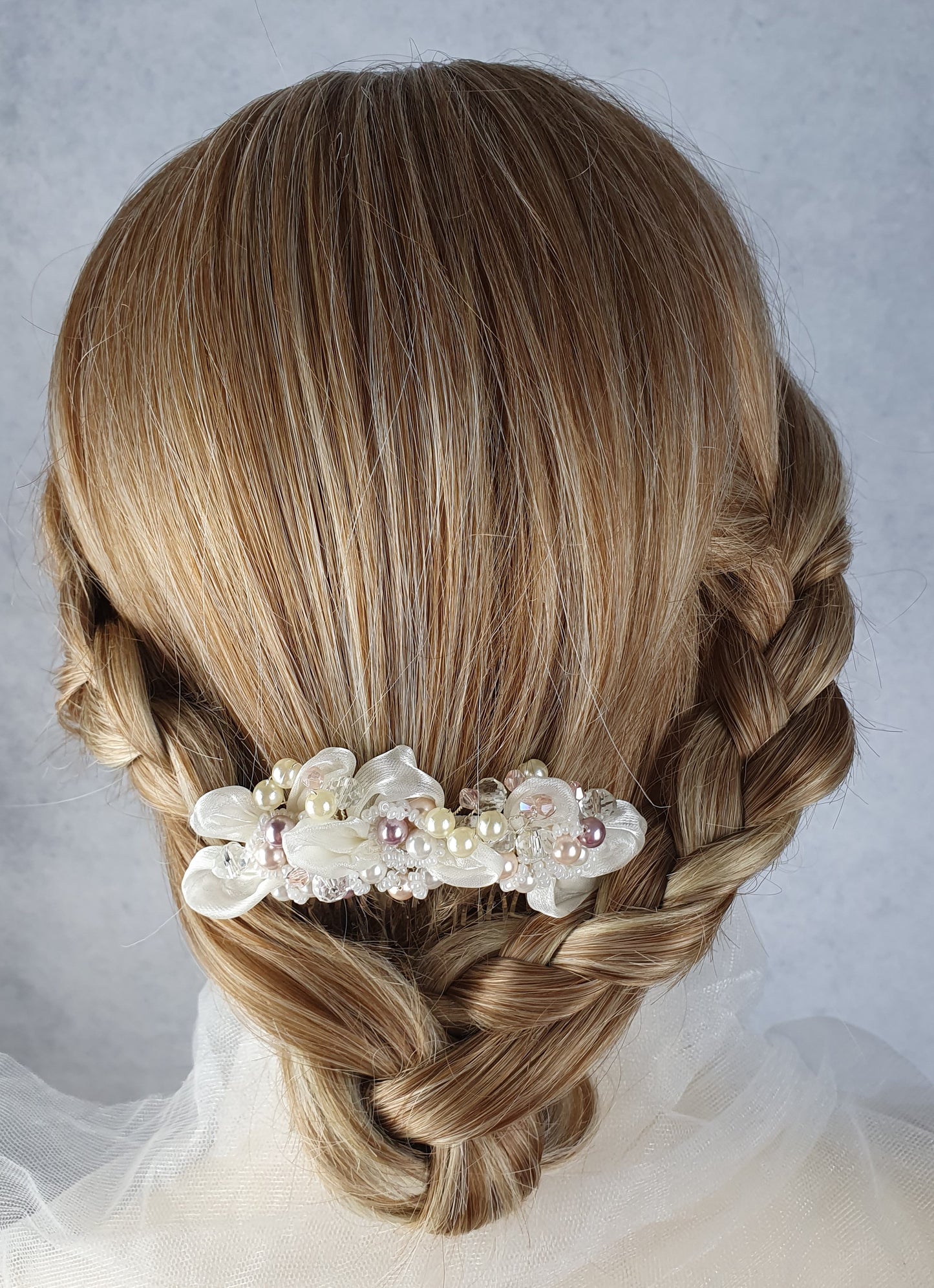 Handgemaakte bruidskam met parels en kristallen kralen - van organza stof, haaraccessoire voor bruiloften, zilverkleurige metalen kam