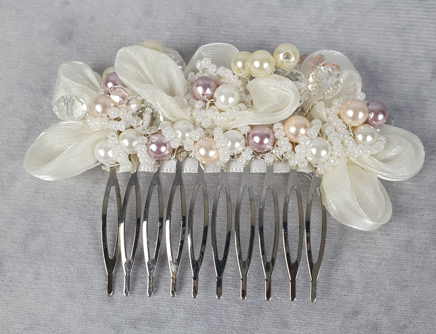 Handgemaakte bruidskam met parels en kristallen kralen - van organza stof, haaraccessoire voor bruiloften, zilverkleurige metalen kam