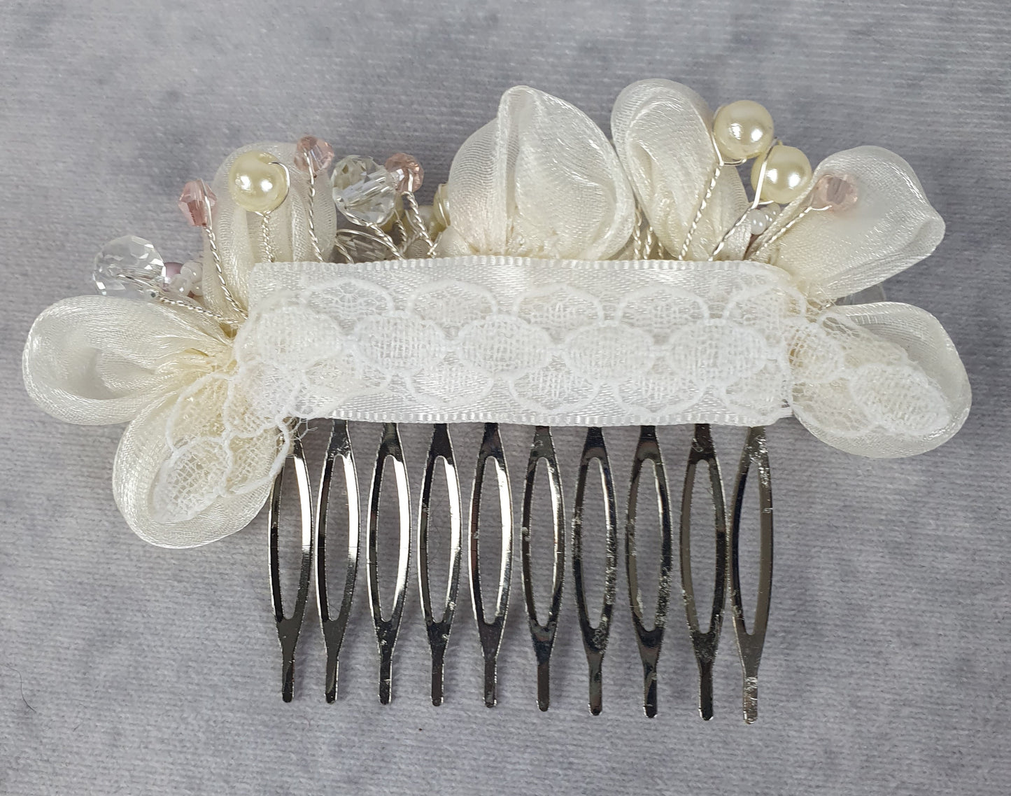 Handgemaakte bruidskam met parels en kristallen kralen - van organza stof, haaraccessoire voor bruiloften, zilverkleurige metalen kam