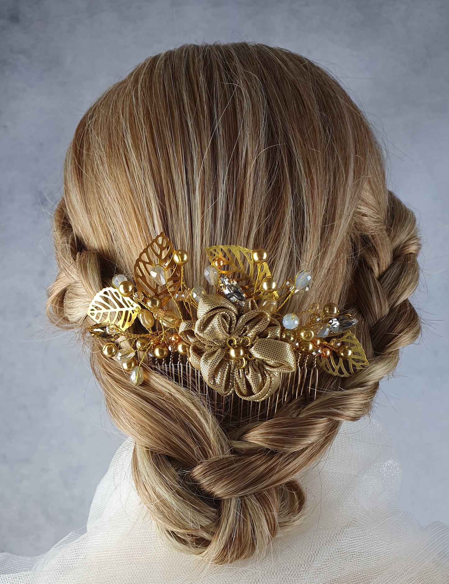 Handgemaakte Bruidskam met Parels en Druppelstenen - Elegant Haaraccessoire voor Bruiloften, Gasten en Feesten, Goudkleurige Metalen Kam