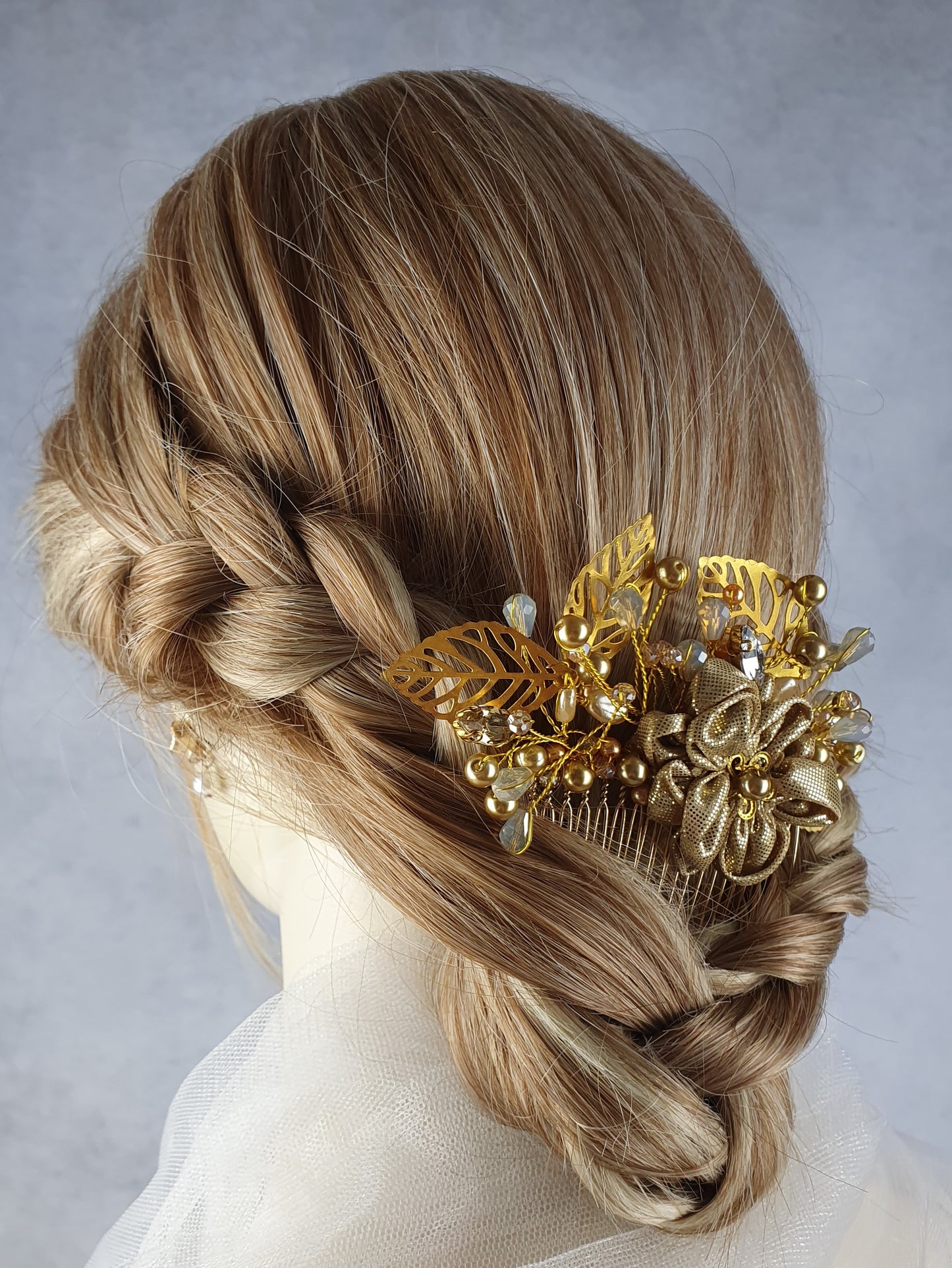 Handgemaakte Bruidskam met Parels en Druppelstenen - Elegant Haaraccessoire voor Bruiloften, Gasten en Feesten, Goudkleurige Metalen Kam