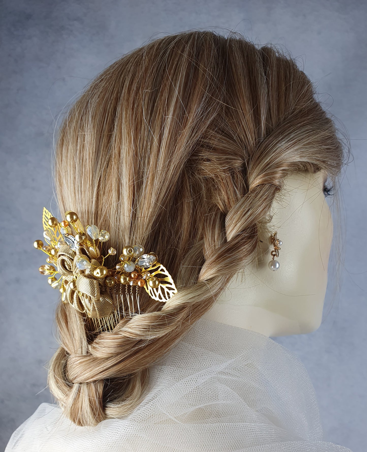 Handgemaakte Bruidskam met Parels en Druppelstenen - Elegant Haaraccessoire voor Bruiloften, Gasten en Feesten, Goudkleurige Metalen Kam