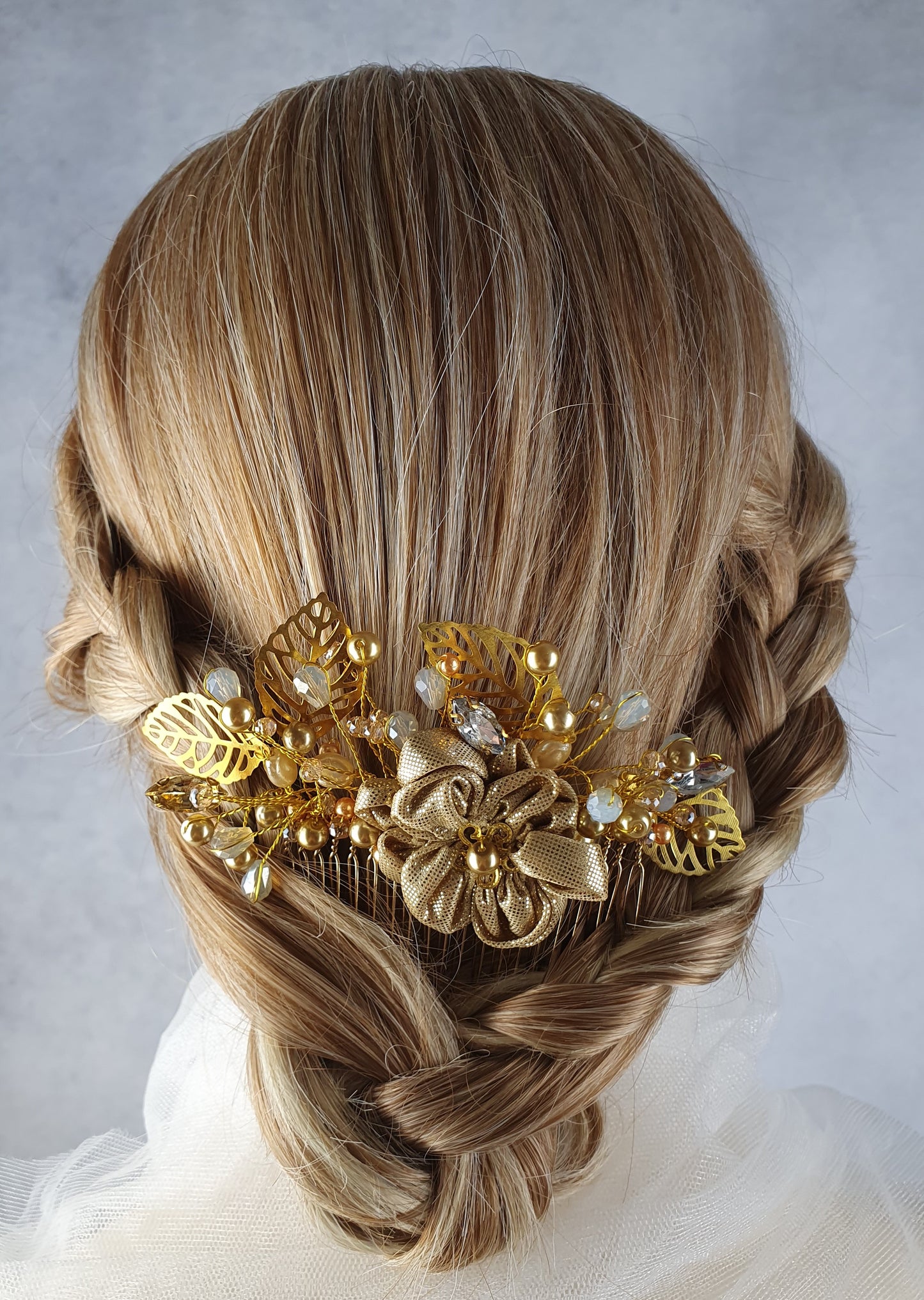Handgemaakte Bruidskam met Parels en Druppelstenen - Elegant Haaraccessoire voor Bruiloften, Gasten en Feesten, Goudkleurige Metalen Kam